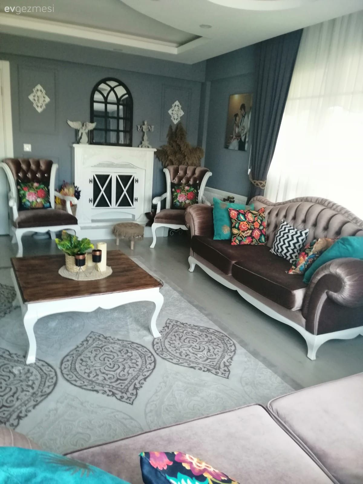 Salon, Eklektik, Beyaz, Bej, Yeşil, Pudra pembe, Koltuk takımı, Mavi, Kahverengi, Fon perde, Perde, Tül perde, Ahşap Mobilya, Kırlent, Ev tekstili, Desenler, Duvar dekorasyonu, Orta sehpa, Sehpa, Sehpa üstü aksesuarı, Ev Aksesuar, Pencere duvar dekoru, Dekoratif şömine