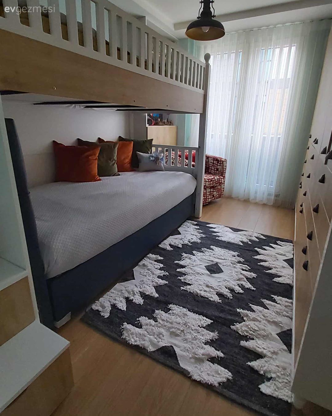 Çocuk Odası, Beyaz, Kırmızı, Siyah, Kitaplık, Kitaplık dekoratif objeleri, Ev Aksesuar, Halı, Çocuk odası halısı