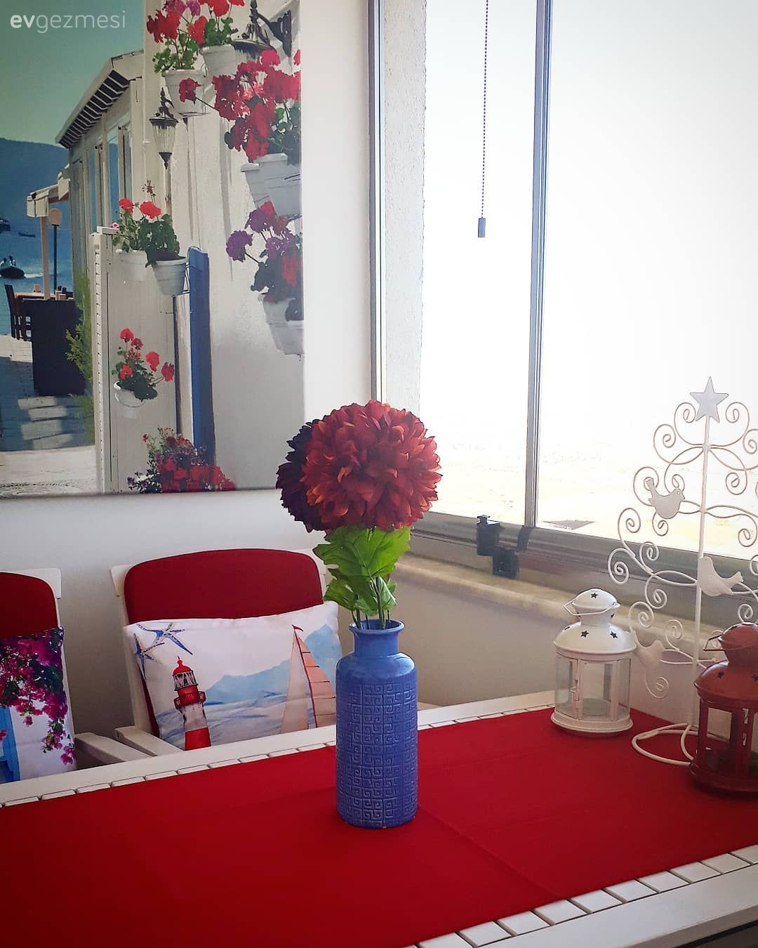 Balkon, Balkon halısı, Balkon avizesi, Sarkıt, Balkon masası, Sandalye, Kırmızı, Beyaz, Balkon çiçekleri, Balkon duvar dekorasyonu, Tablo, Duvar dekorasyonu, Kırlent, Vazo, Ev Aksesuar