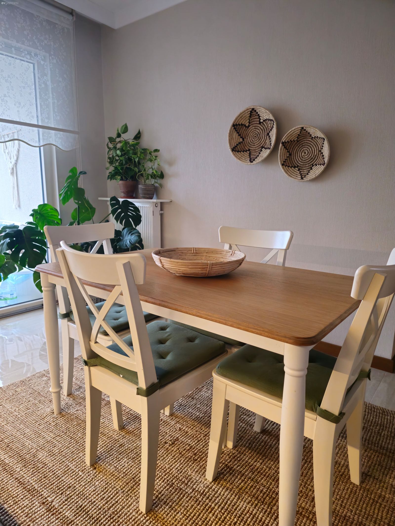 Mutfak masası, Mutfak sandalyesi, Jüt halı, Halı, Ev bitkisi, Mutfak perdesi, Mutfak duvar dekorasyonu