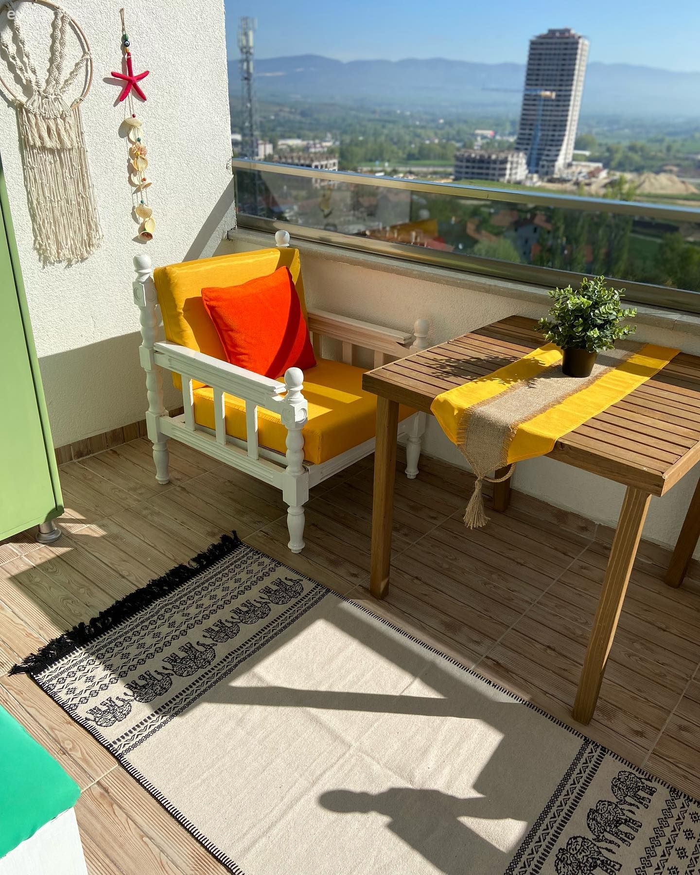 Pahalı Parçalardan Uzak Kalarak Neşesini Koruyabilen Bir Balkon