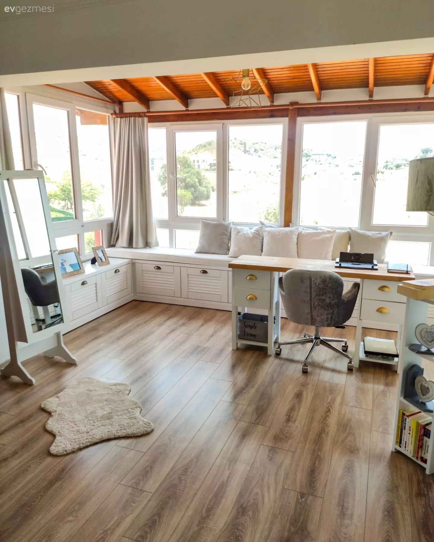 Yatak Odası, Sedir, Özel yapım dolaplar, Dolap, Parke, Beyaz, Boy aynası, Ayna