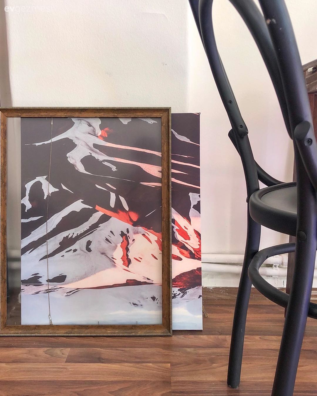 Sandalye, Yemek masası, Tablo, Duvar dekorasyonu, Kahverengi, Siyah, Parke