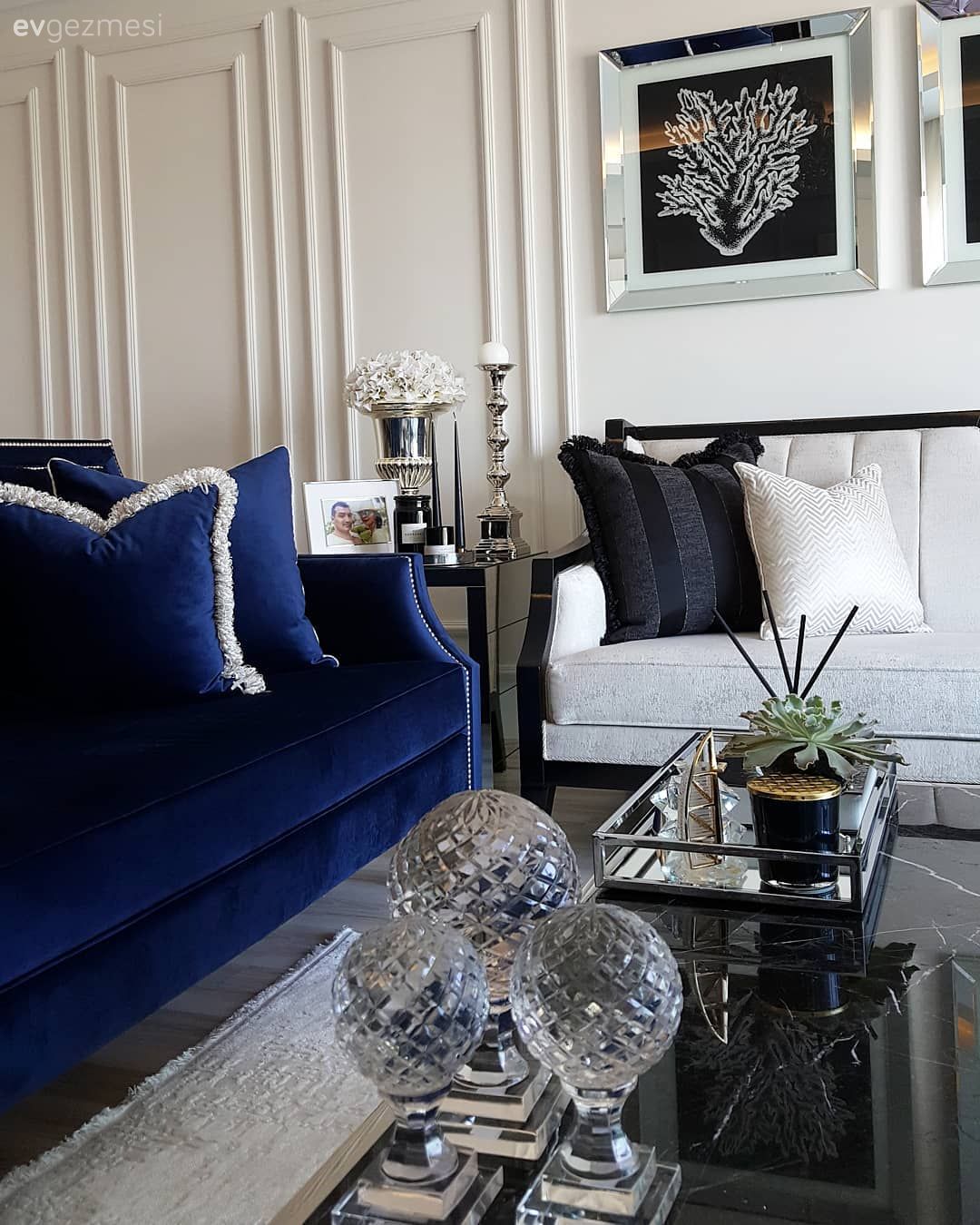 Koltuk takımı, Parlament mavisi, Beyaz koltuk, Duvar çıtalama, Kırlent, Ev tekstili, Orta sehpa, Sehpa, Sehpa üstü aksesuarı, Ev Aksesuar, Ayna çerçeve, Aynalı aksesuar, Şamdan