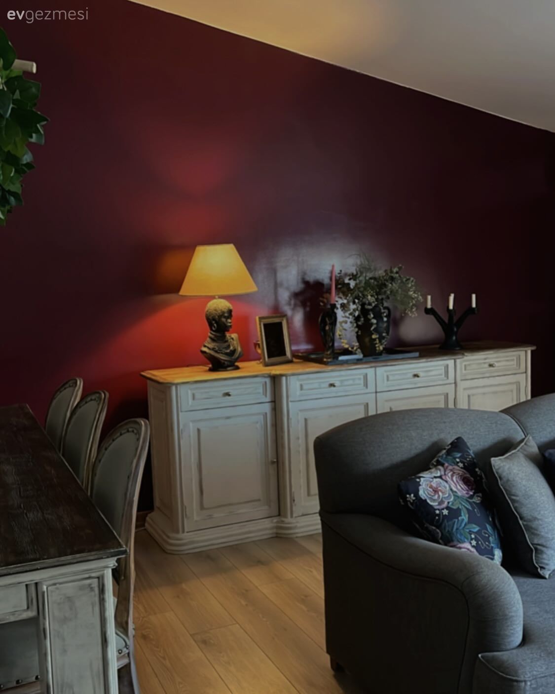 Salon, Bohem Dekorasyon, Gri, Beyaz, Konsol, Konsol üzeri dekoratif objeleri, Abajur, Aydınlatma, Dekoratif Objeler, Kırlent, Ev tekstili, Çiçekli desen, Desenler, Parke, Sandalye, Yemek masası