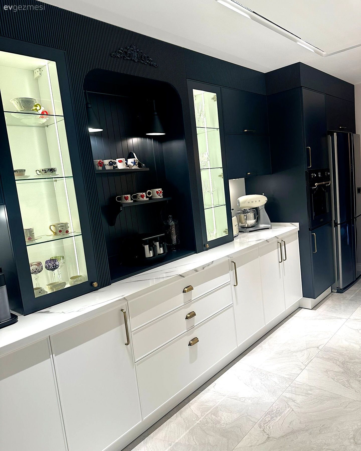 Kahve köşesi, Beyaz, Siyah, Mutfak tezgahı, Mutfak, Mutfak tezgah arası, Tezgah arası seramik, Mutfak aksesuarları, Cam kapaklı dolap, Mutfak zemin seramikleri