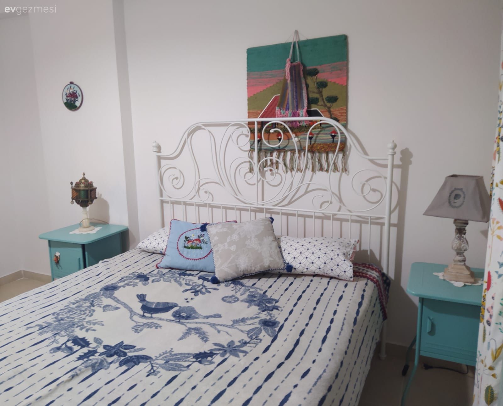 Yatak Odası, Beyaz, Mavi, Desenler, Tablo, Duvar dekorasyonu, Komodin, Abajur, Aydınlatma, Yatak başlığı, Yatak örtüsü