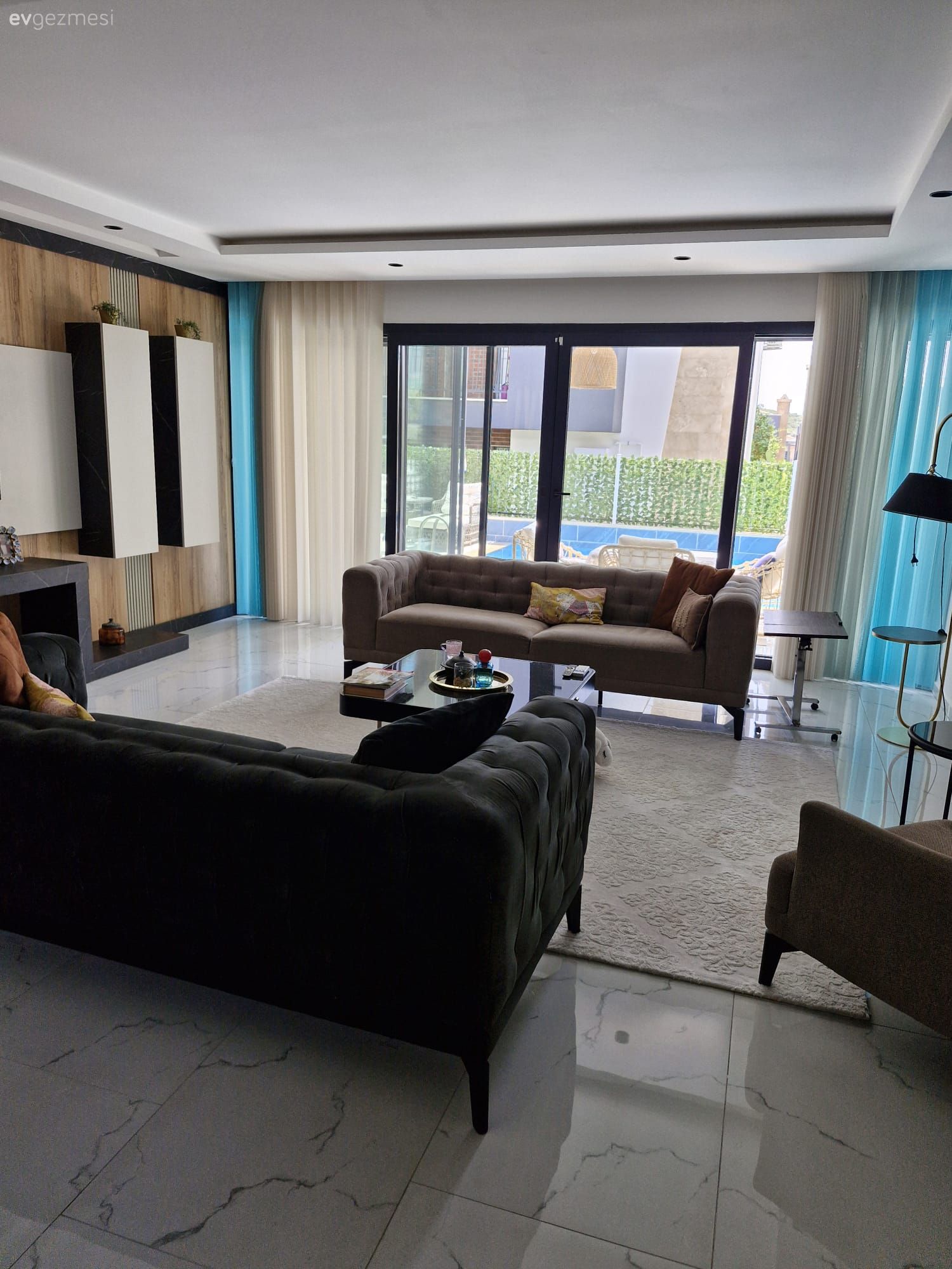 Salon, Modern, Gri, Kahverengi, Berjer, Halı, Tv ünitesi, Tv ünitesi aksesuarları, Ev Aksesuar, Tül perde, Perde