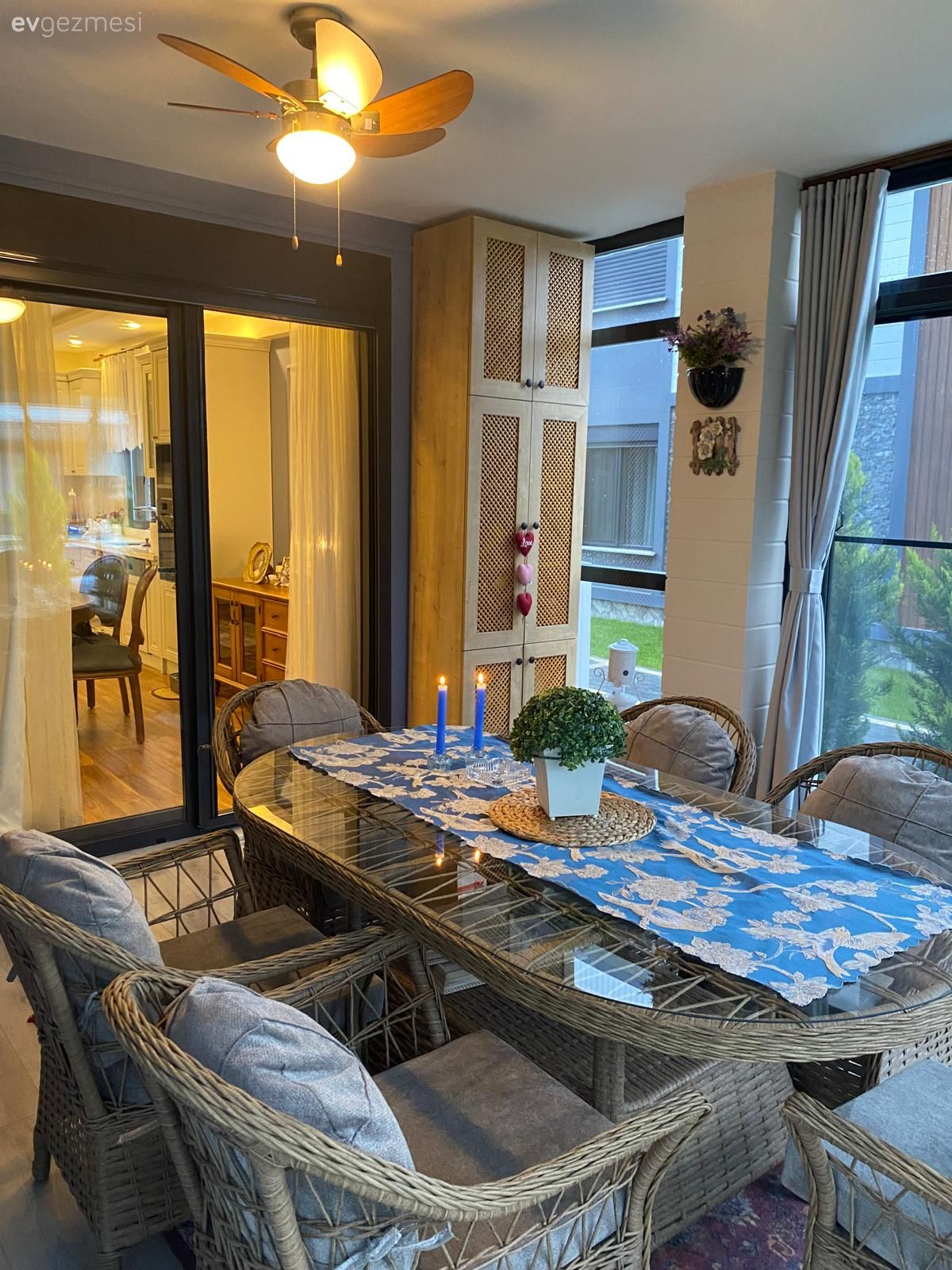 Üç Ayrı Odadan Açık Konsept Giriş Kata: Emekle Yoğrulmuş Edremit Evi