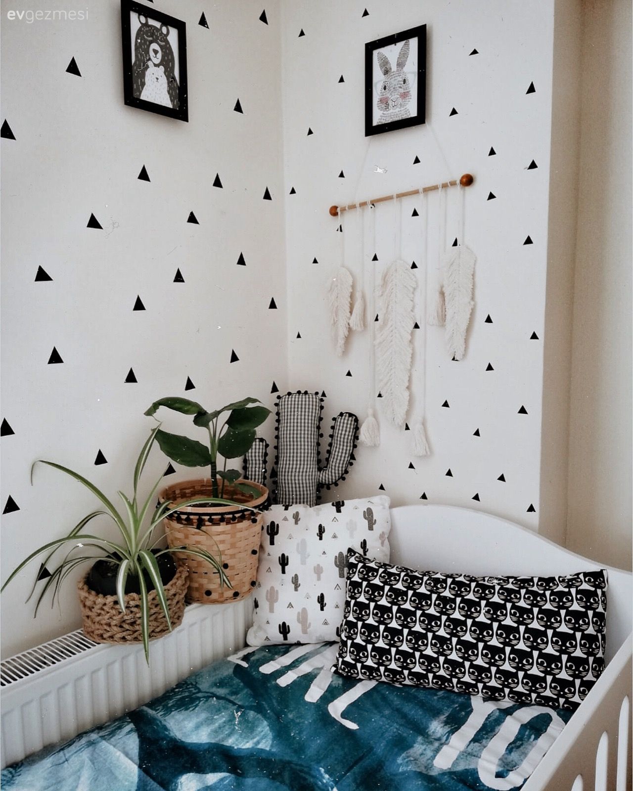 Çocuk Odası, Beyaz, Siyah, Mavi, Geometrik desen, Desenler, Çerçeve, Kırlent, Ev tekstili, Hasır sepet, Saksı, Ev bitkisi