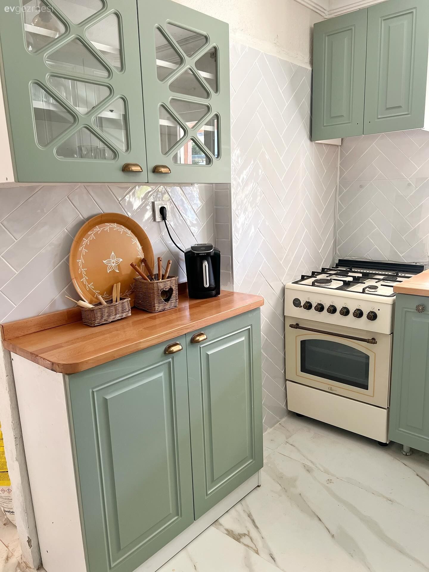 Bu Yazlık Mutfağı Yeşil Dolapların Enerjisiyle Kuşanmış