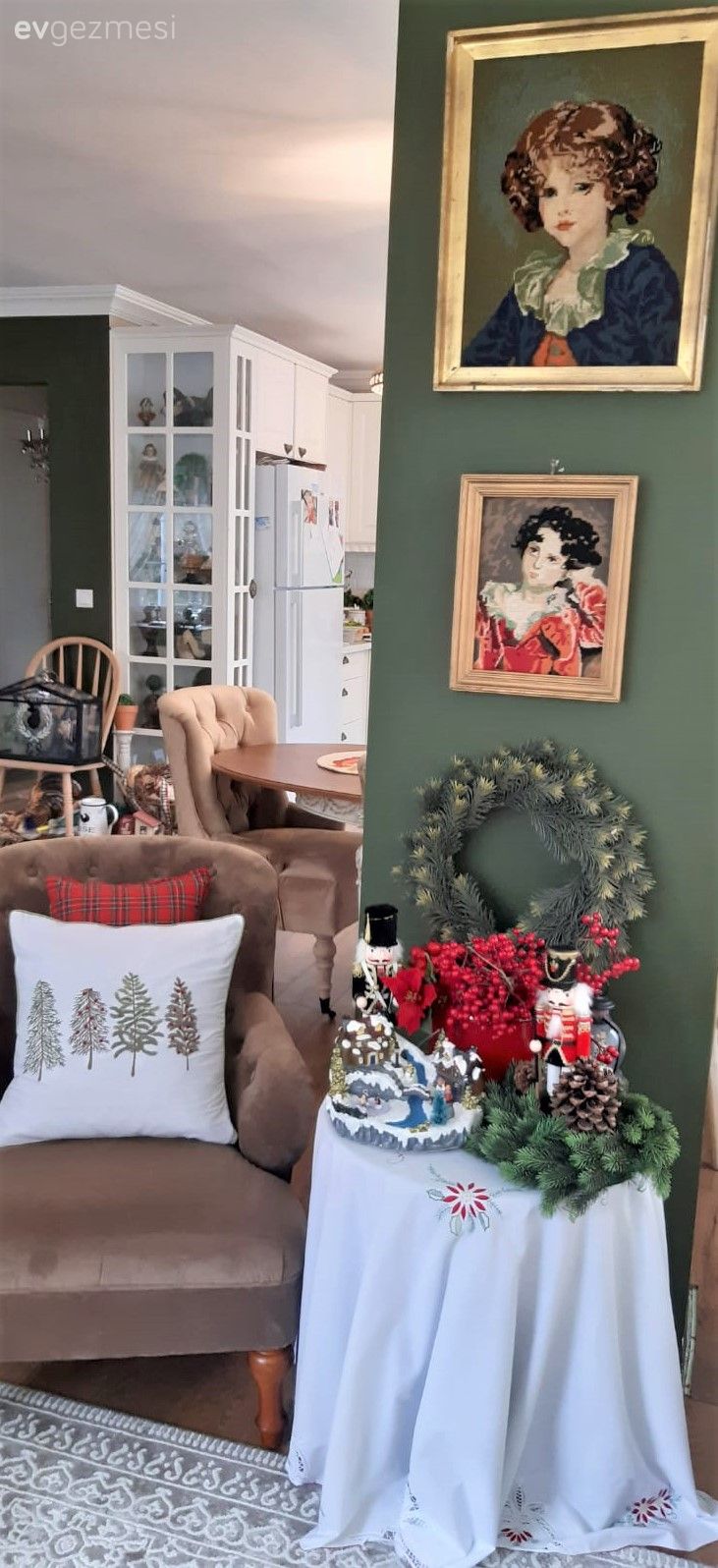 Salon, Country, Klasik, Kahverengi, Yeşil duvar, Tablo, Duvar dekorasyonu, Sehpa, Masa örtüsü, Ev tekstili, Berjer, Dekoratif Objeler, Halı, Salon halısı, Kırlent