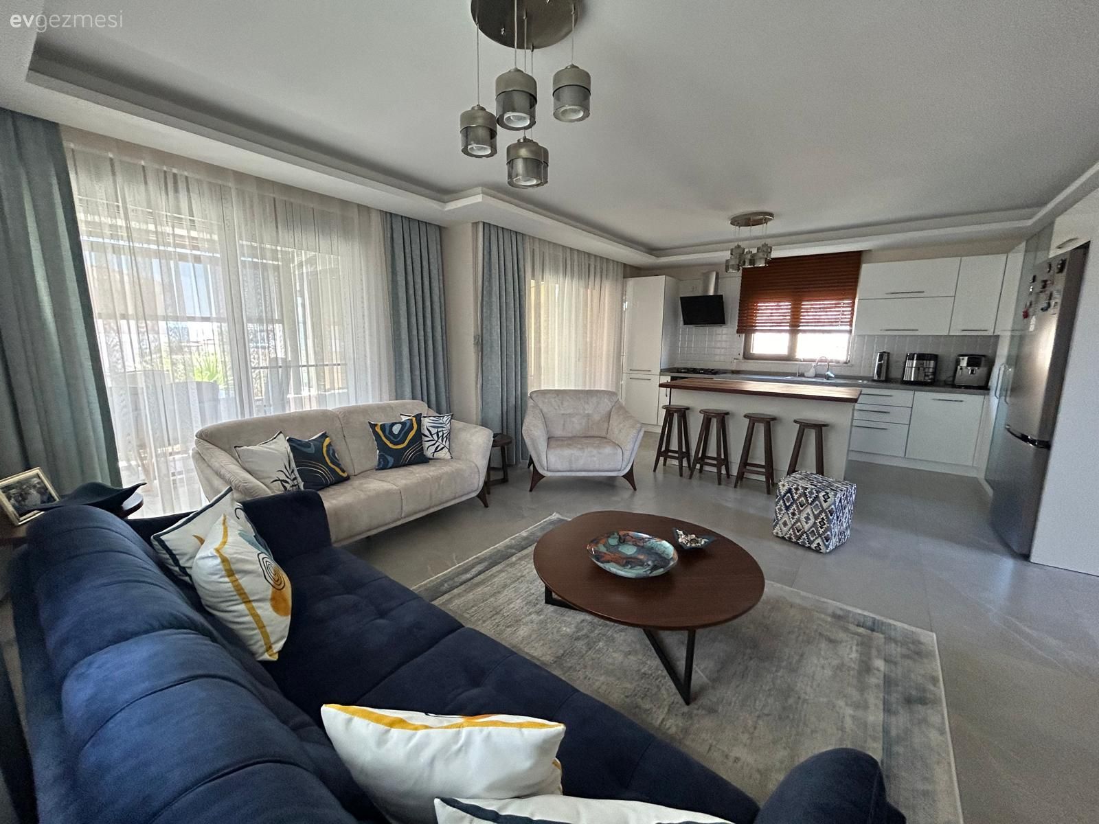 Salon, Açık konsept yaşam alanı, Amerikan Mutfak, Mutfak, Beyaz, Mavi, Koltuk takımı, Fon perde, Perde, Tül perde, Orta sehpa, Sehpa, Bar masa & sandalyeleri, Avize, Aydınlatma, Mutfak tezgahı, Mutfak tezgah arası, Halı, Berjer