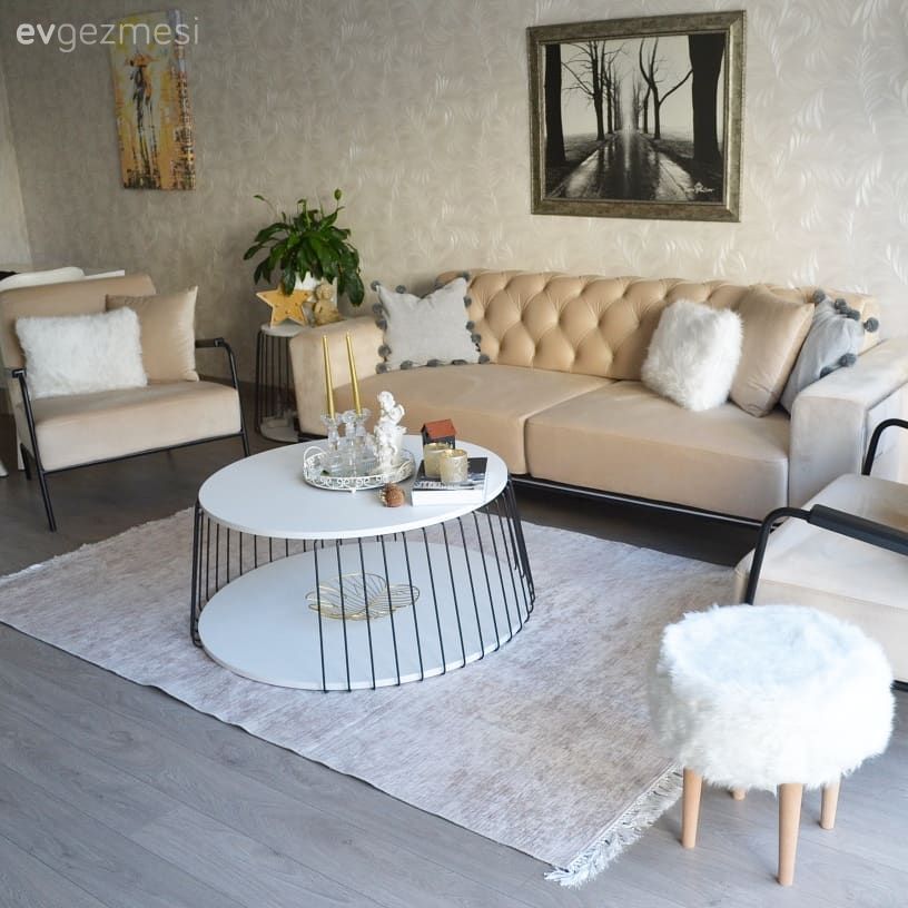 Salon, Büyük salon, Sarı, Beyaz, Krem, Modern, Koltuk takımı, Berjer, Metal ayaklı berjer, Orta sehpa, Sehpa, Metal ayaklı sehpa, Halı, Salon halısı, Puf, Lambader, Aydınlatma, Tablo, Duvar dekorasyonu, Duvar kağıdı, Ev bitkisi