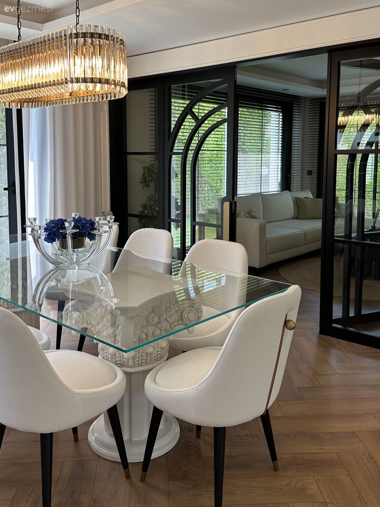 Bu İzmir Evinin Salonu Hem İddialı Hem Natürel