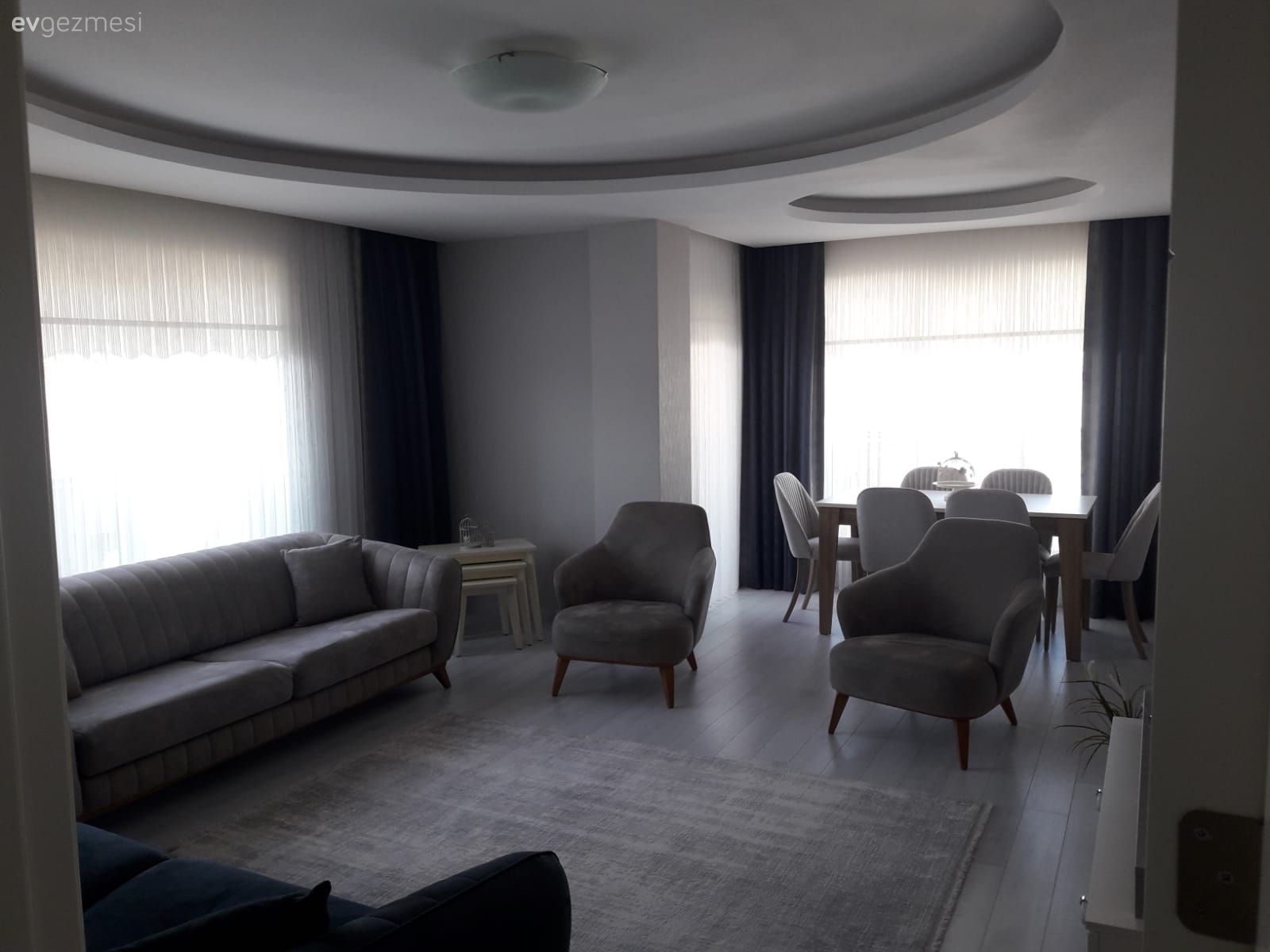 Salon, Krem, Antrasit  , Koltuk takımı, Berjer, Fon perde, Perde, Tül perde, Tavan dekorasyon, Yemek masası, Sandalye, Halı, Salon halısı