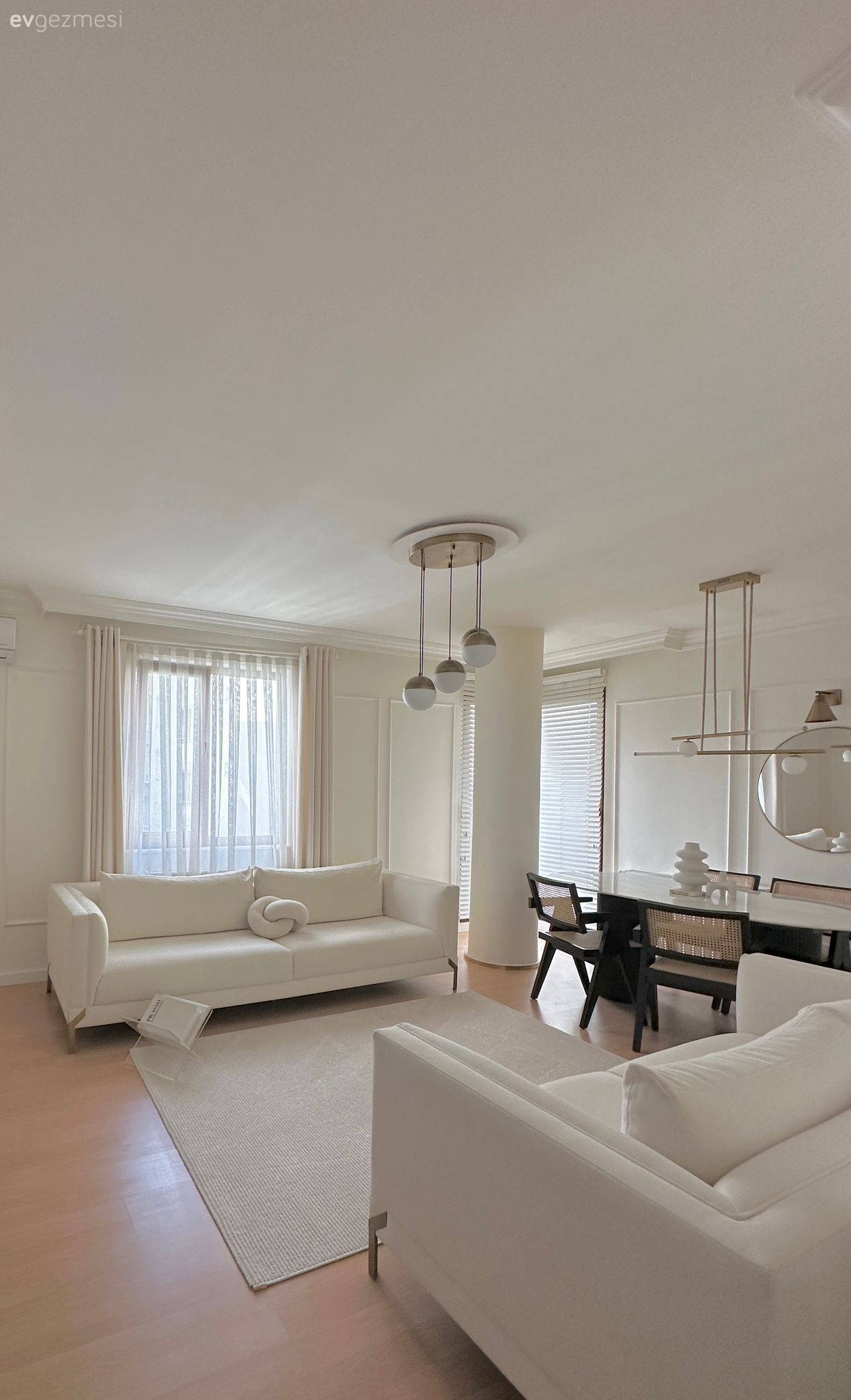 Açık Kolonu Olan Bu Salonda Beyaza Çok İş Düşmüş