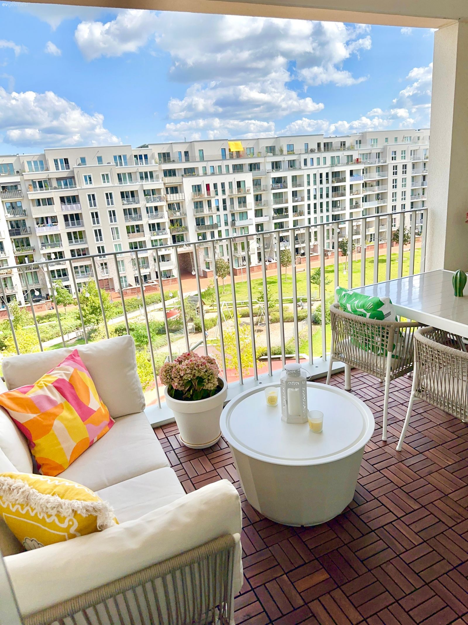 Balkon, Beyaz, Turuncu, Balkon oturma grubu, Balkon masası, Kırlent, Ev tekstili, Sandalye, Balkon zemini