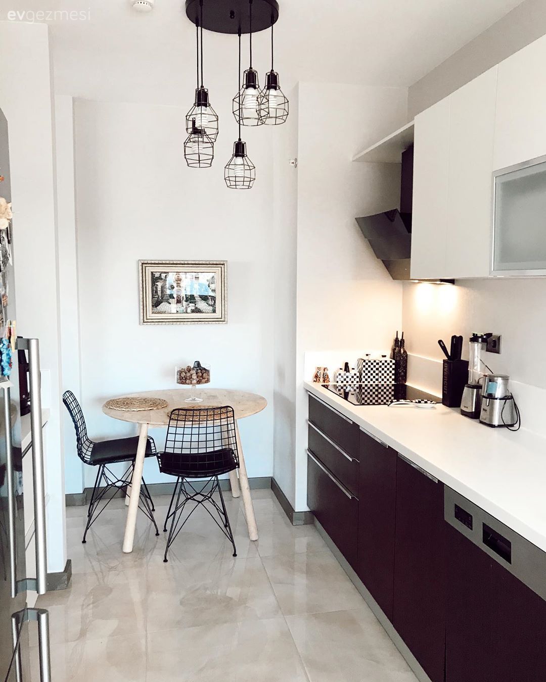 Mutfak, Modern, Beyaz, Siyah, Mutfak Avize Modelleri, Mutfak tezgahı, Mutfak tezgah arası, Mutfak masası, Metal sandalye, Sandalye, Cam Ankastre, Ankastre, Davlumbaz, Mutfak zemin seramikleri