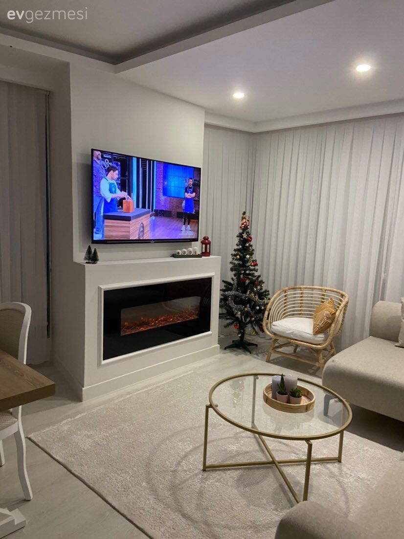 Beyaz, Perde, Tül perde, Sandalye, Ev Aksesuar, Tv ünitesi, Şömine, Rattan sandalye, Orta sehpa, Sehpa, Halı, Salon halısı, Tv ünitesi aksesuarları, Çam ağacı, Cam orta sehpa