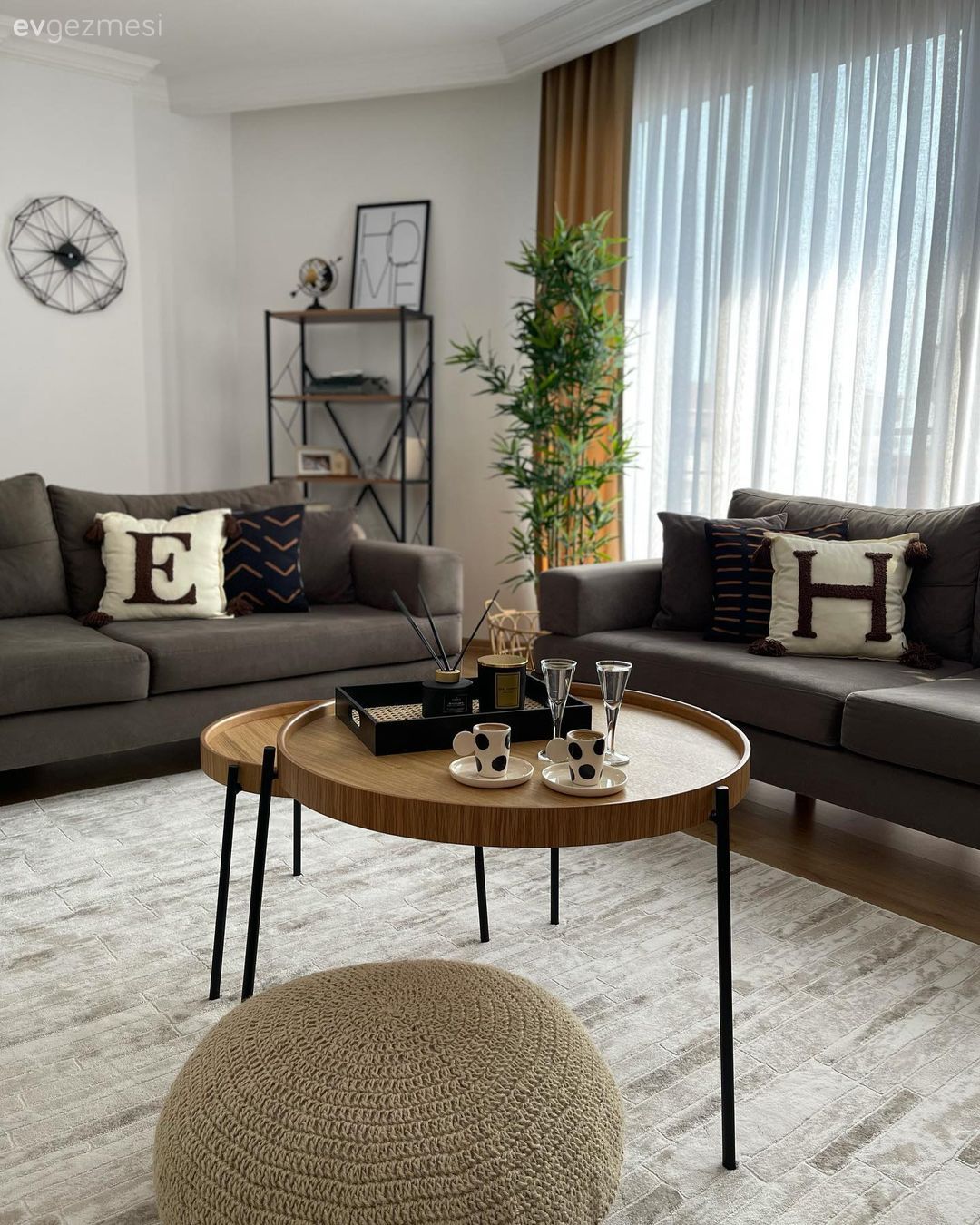 Salon, Koltuk takımı, Gri, Beyaz, Krem, Fon perde, Perde, Tül perde, Füme, Vitrin, Ev bitkisi, Orta sehpa, Sehpa