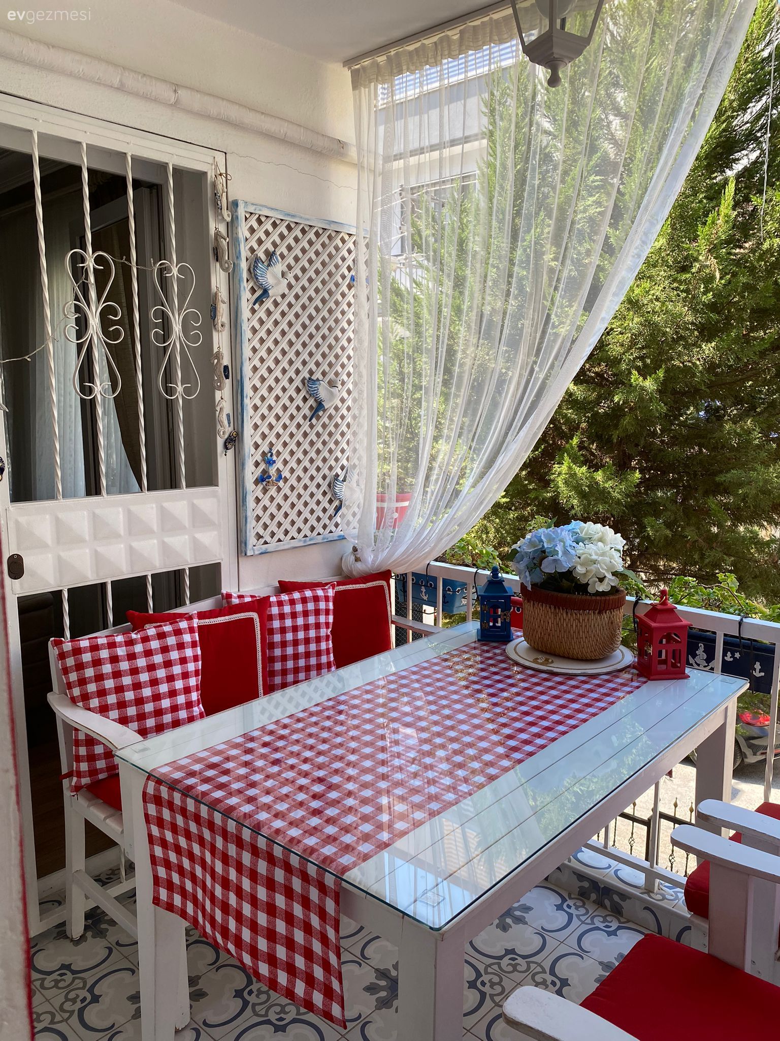 Bu Neşeli Balkonda Country Stil Sahil Esintileriyle Karışmış!