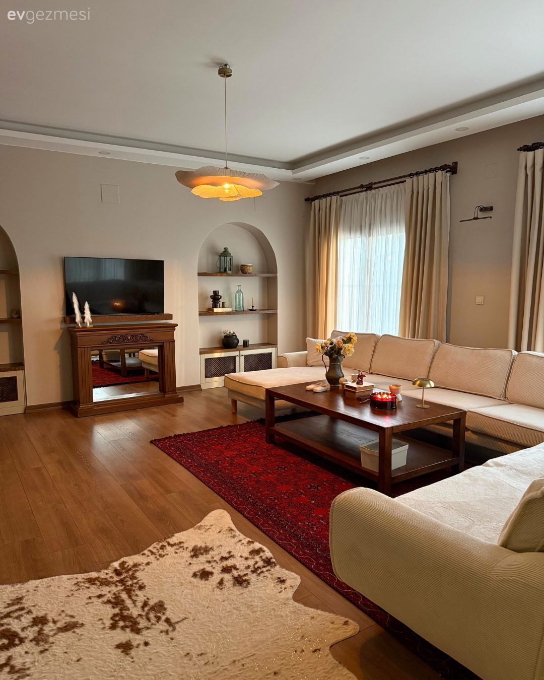 Salon, Modern, Rustik, Beyaz, Kırmızı, Kahverengi, Bej, Krem, Köşe koltuk, Koltuk takımı, Masif ahşap, Orta sehpa, Sehpa, Tv ünitesi, Tv ünitesi aksesuarları, Ev Aksesuar, Fon perde, Perde, Tül perde, Ahşap Mobilya, Halı, El dokuma halı, Desenler, Parke, Post halı, Duvar Nişleri, Duvar rafı, Duvar dekorasyonu, Avize, Aydınlatma, Salon avizesi