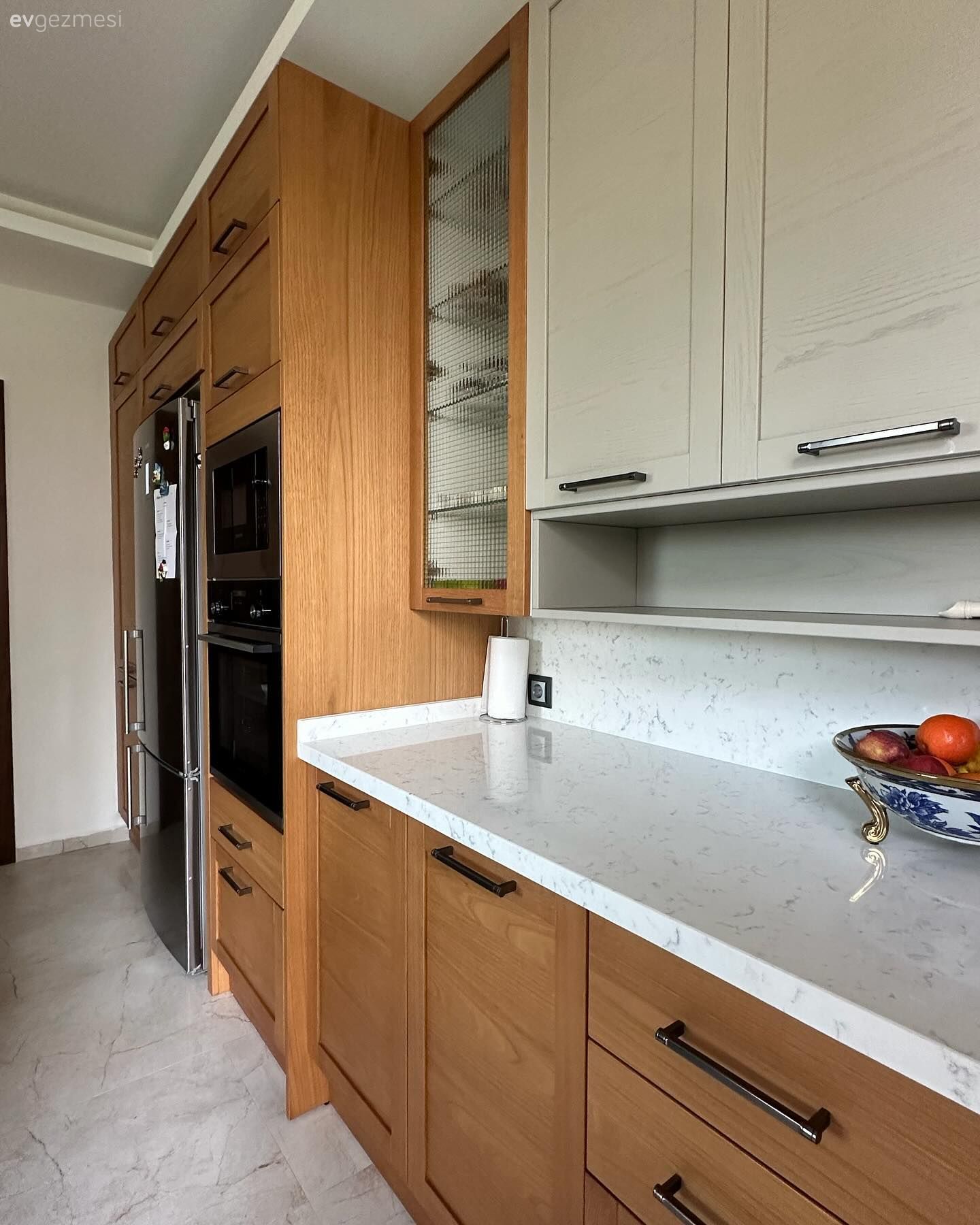 Masif Ahşapların Sıcaklık Kattığı Bu Mutfakta Ferahlık da Unutulmamış!