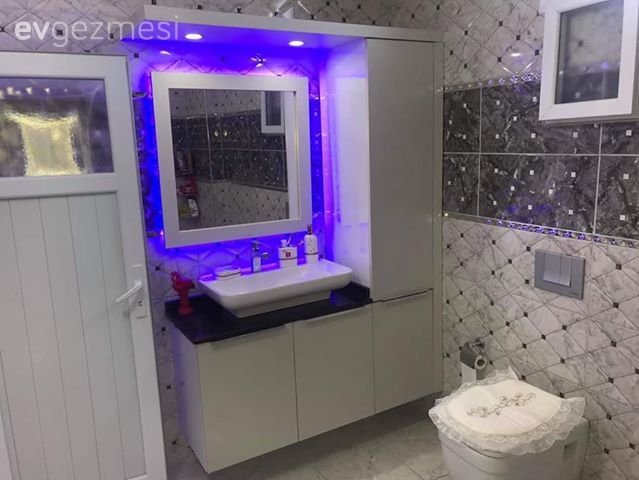 Banyo, Beyaz, Banyo dolabı, Banyo aynası, Led aydınlatma, Aydınlatma, Banyo seramikleri