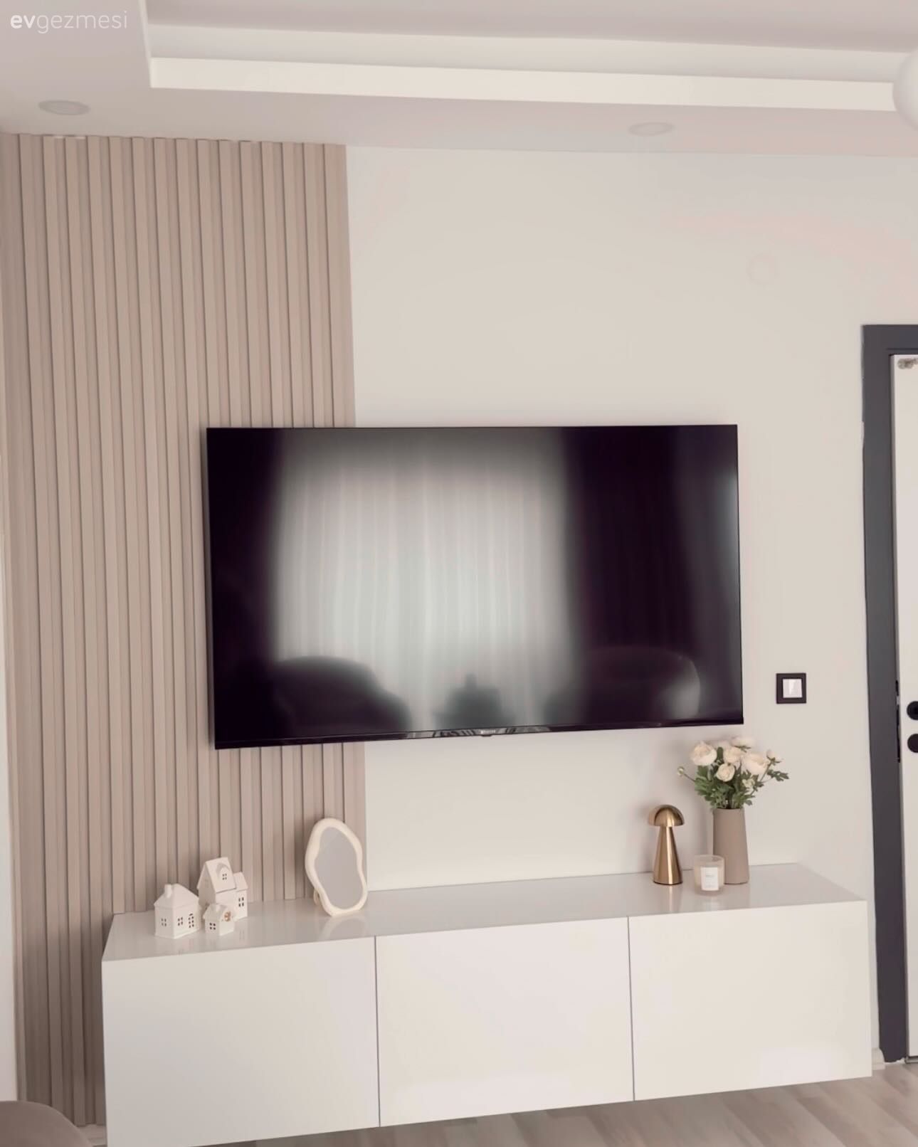 Tv ünitesi, Tv ünitesi aksesuarları, Ev Aksesuar, Krem, Duvar çıtalama, Dekoratif Objeler