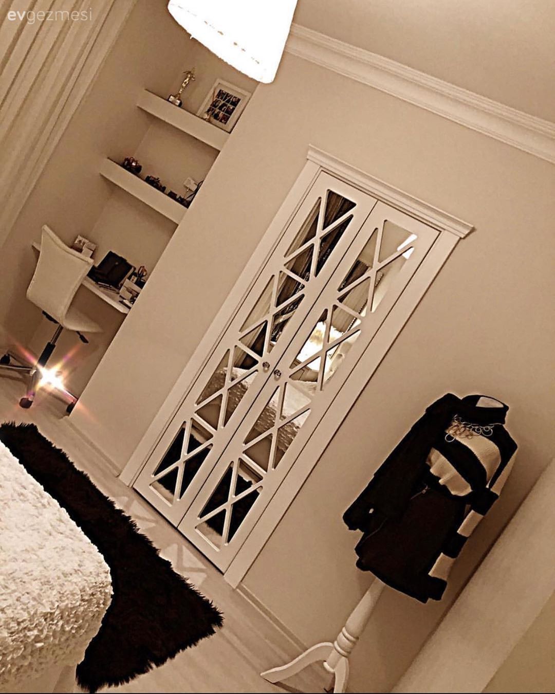 Yatak Odası, Krem duvar, Duvar rafı, Duvar dekorasyonu, Ayna kapaklı dolap, Ayna, Shaggy halı, Halı, Beyaz, Siyah, Sandalye, Çalışma masası