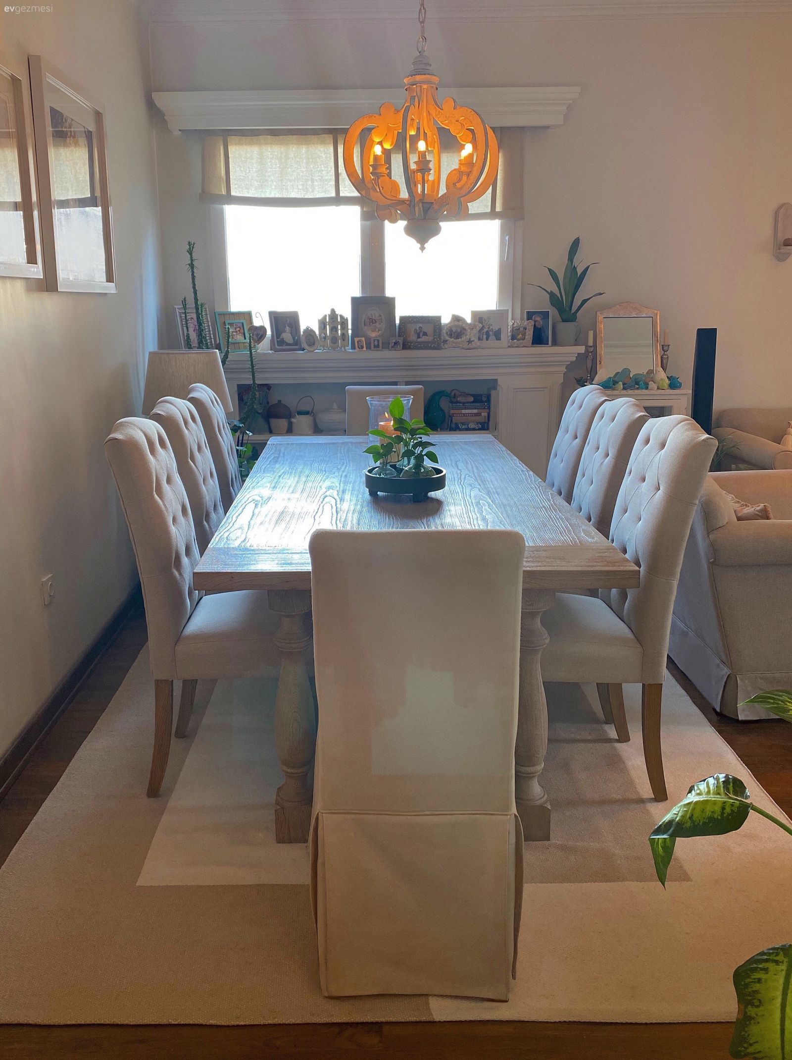 Yemek Odası, Sandalye, Tablo, Duvar dekorasyonu, Avize, Aydınlatma, Yemek masası, Halı, Vitrin, Ev bitkisi, Dekoratif Objeler