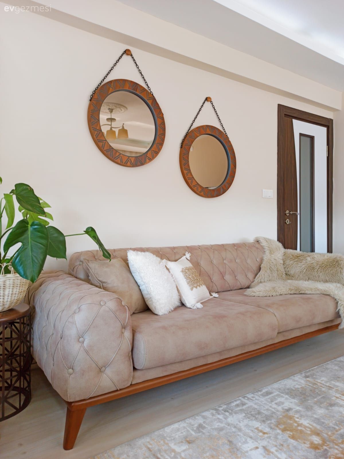 Salon, Bohem Dekorasyon, Koltuk takımı, Vizon, Ayna, Ev bitkisi, Halı