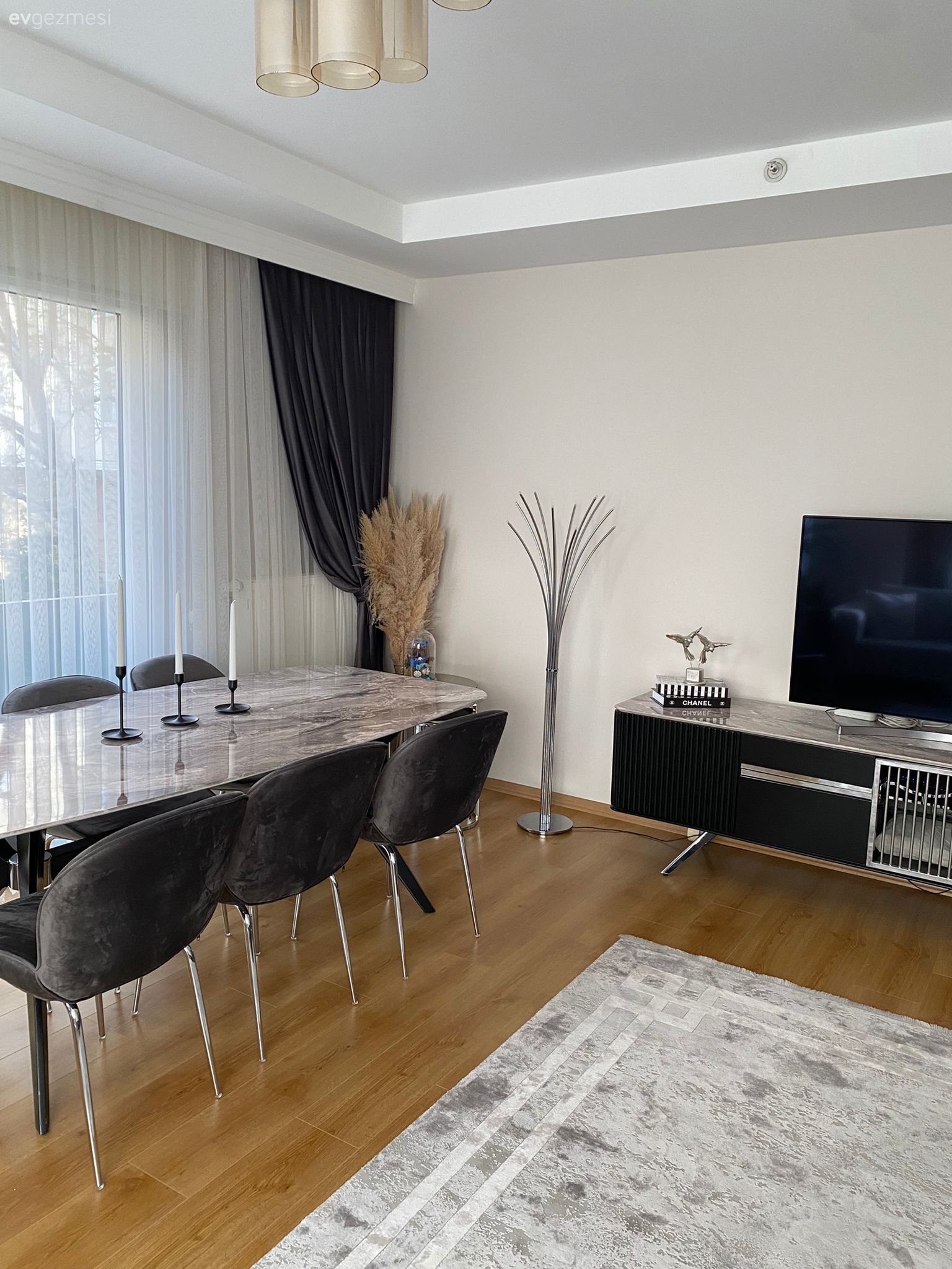 Tv ünitesi, Beyaz, Sandalye, Yemek masası, Fon perde, Perde, Tül perde, Vazo, Ev Aksesuar, Pampas otu, Avize, Aydınlatma, Parke