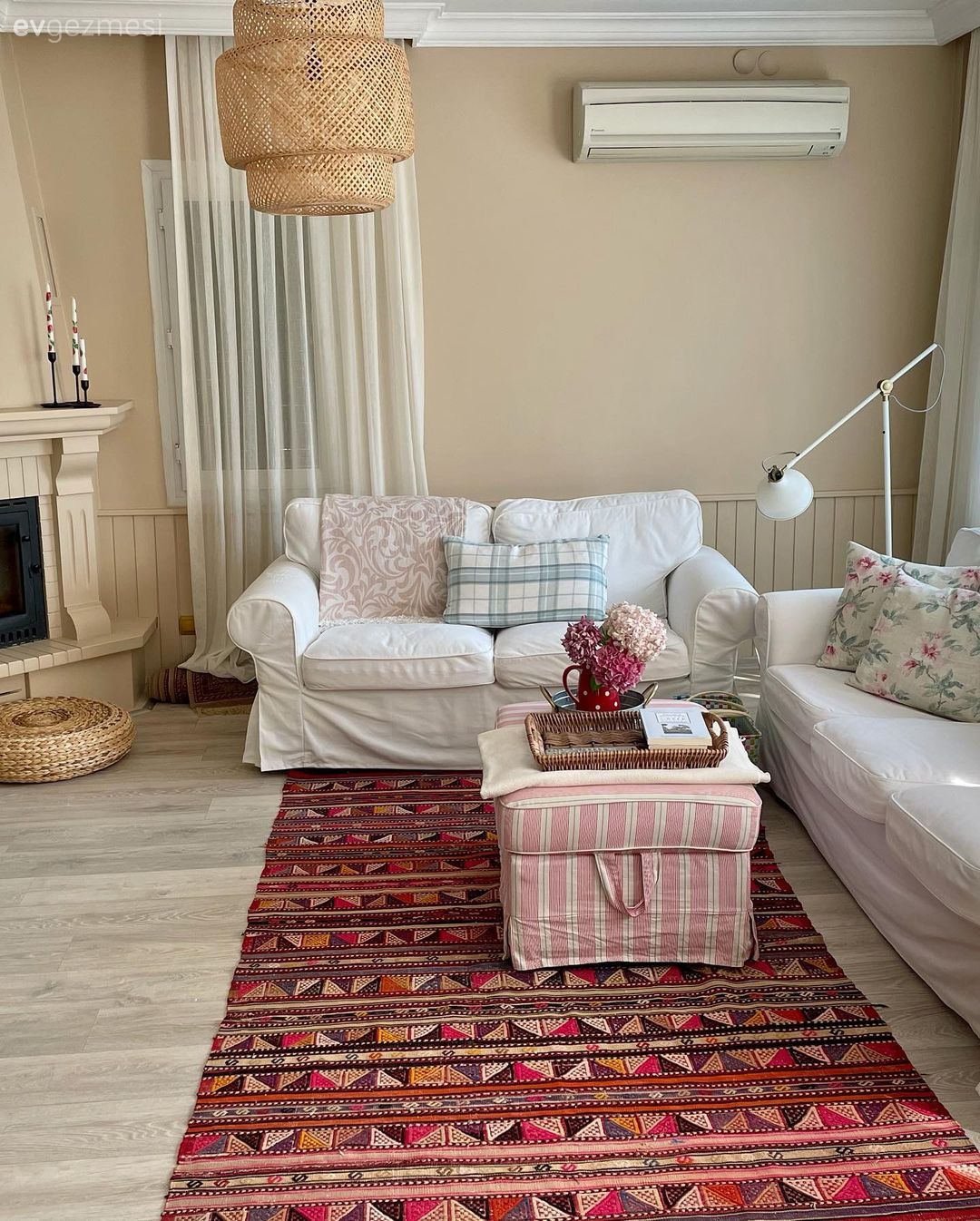 Bu İzmir Evinin Vazgeçilmezleri Renkler ve Desenler!