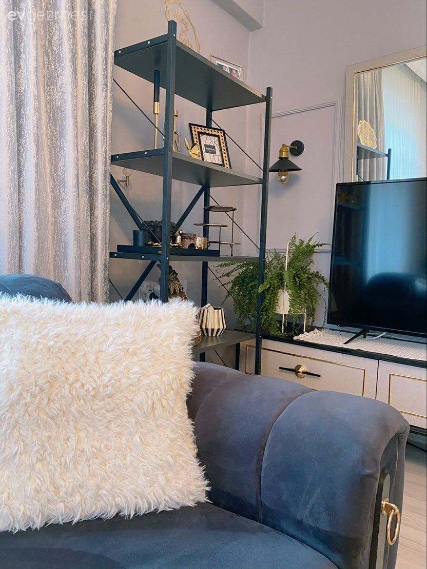 Kitaplık, Siyah, Tv ünitesi, Gri duvar, Gri, Kırlent, Ev tekstili