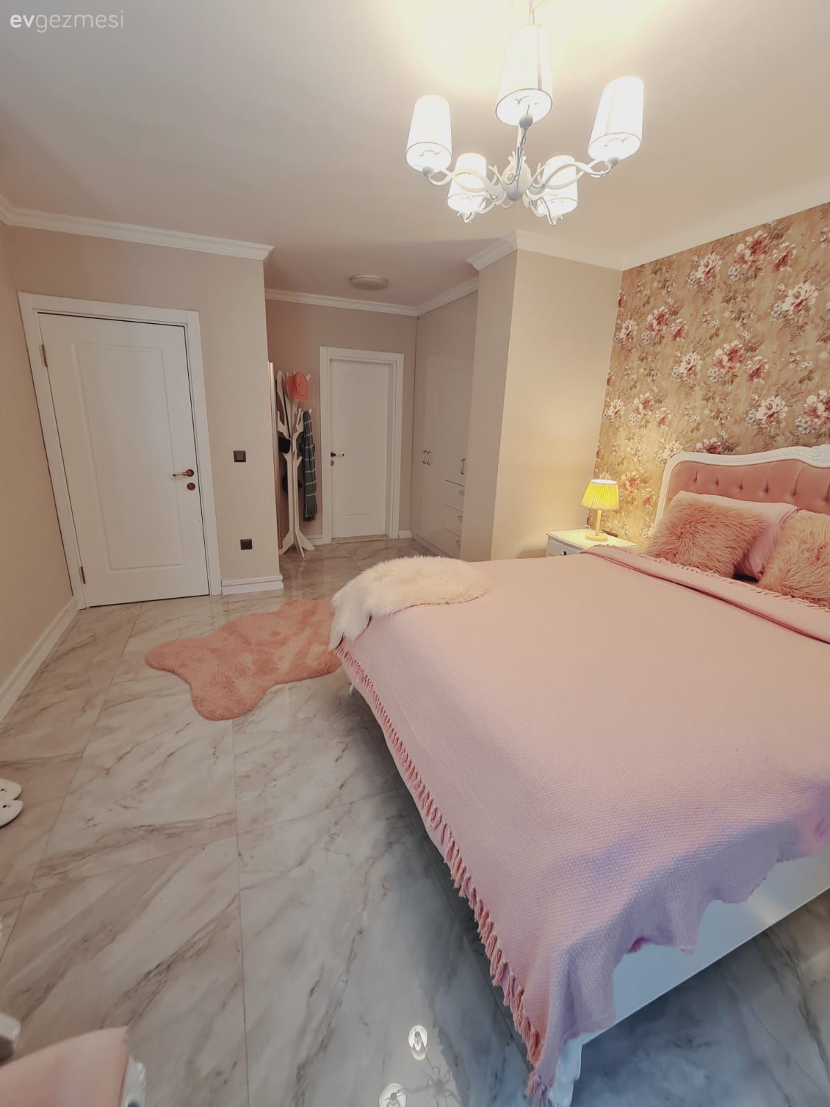 Yatak Odası, Beyaz, Pembe, Pudra pembe, Country, Country yatak odası, Çiçekli desen, Desenler, Duvar kağıdı, Duvar dekorasyonu, Peluş, Halı, Avize, Aydınlatma, Yatak odası avizesi, Zemin seramikleri, Komodin