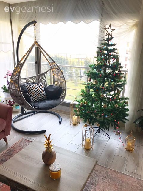 Salon, Gri, Pudra pembe, Koltuk takımı, Berjer, Orta sehpa, Sehpa, Halı, Salon halısı, Fon perde, Perde, Tül perde, Salıncak, Yan sehpa, Sehpa üstü aksesuarı, Ev Aksesuar, Tavan dekorasyon, Ev bitkisi, Ekose desen, Desenler, Kruvaze perde, Avize, Aydınlatma, Salon avizesi, Pembe, Çam ağacı, Yılbaşı dekorasyonu