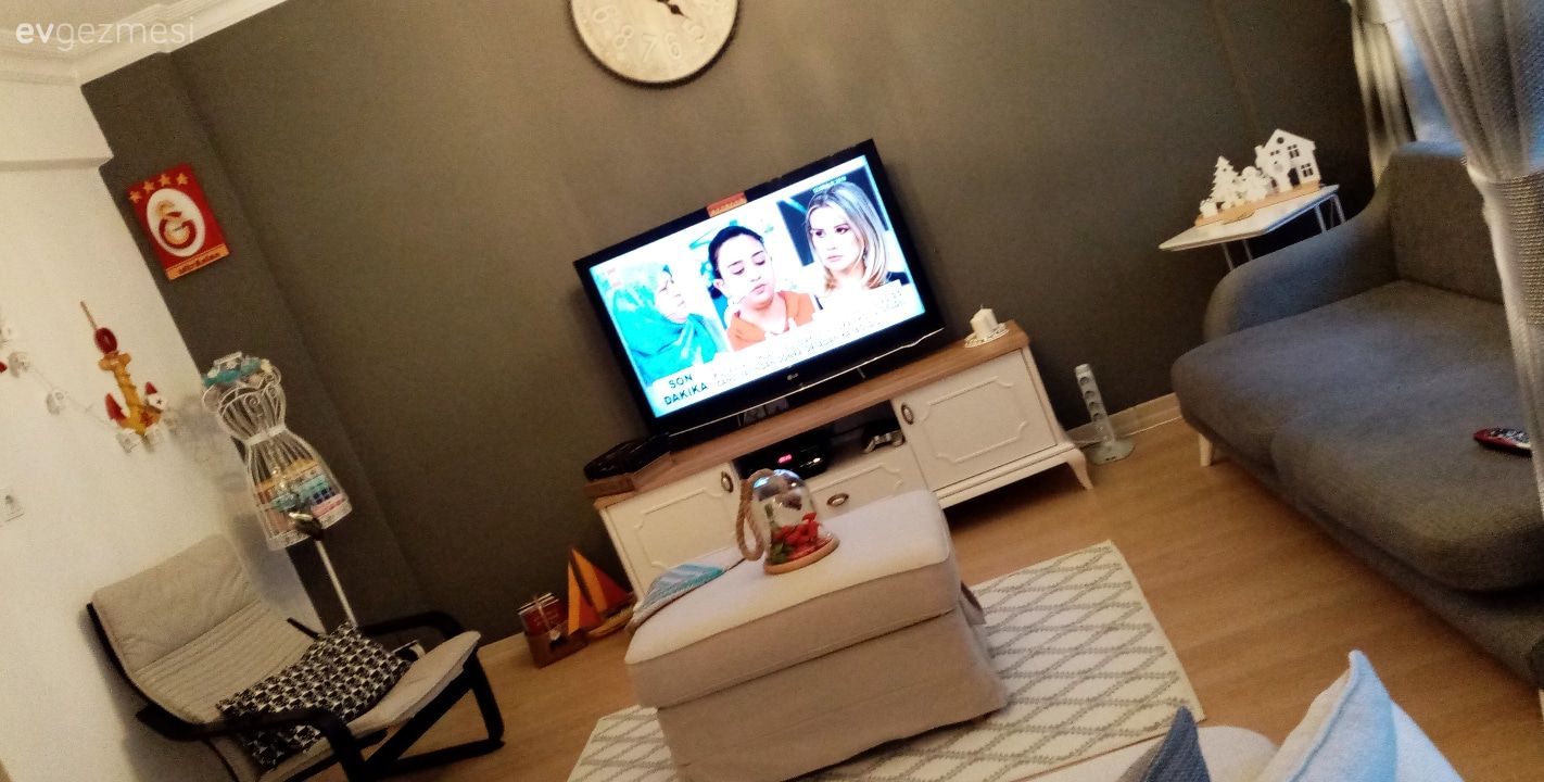 Salon, Küçük salon dekorasyonu, Küçük Ev, Modern, Gri duvar, Orta sehpa, Sehpa, Halı, Salon halısı, Duvar saati, Duvar dekorasyonu, Tv ünitesi, Beyaz