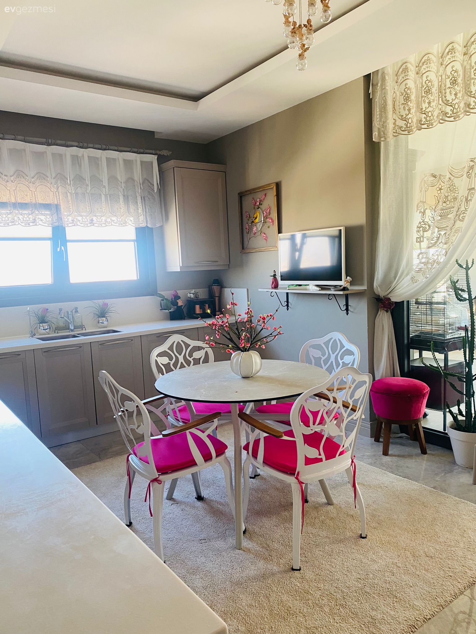 Bu Ankara Evinde İnce İşçiliğe Sahip Mobilyalar Her Köşeyi Sarmış!