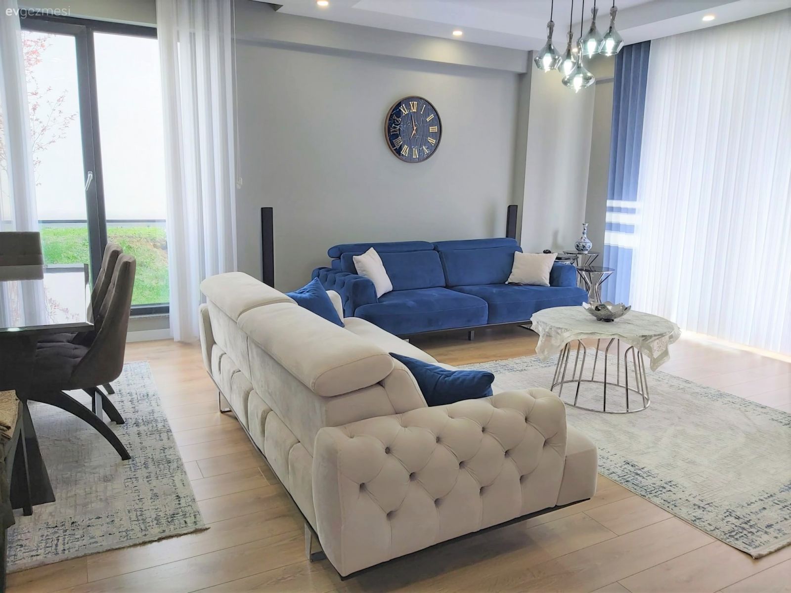 Salon, Modern, Beyaz, Mavi, Gümüş, Koltuk takımı, Beyaz koltuk, Halı, Salon halısı, Orta sehpa, Sehpa, Ev Aksesuar, Spot aydınlatma, Aydınlatma, Kırlent, Ev tekstili, Duvar saati, Duvar dekorasyonu, Tül perde, Perde, Sandalye, Yemek masası, Avize