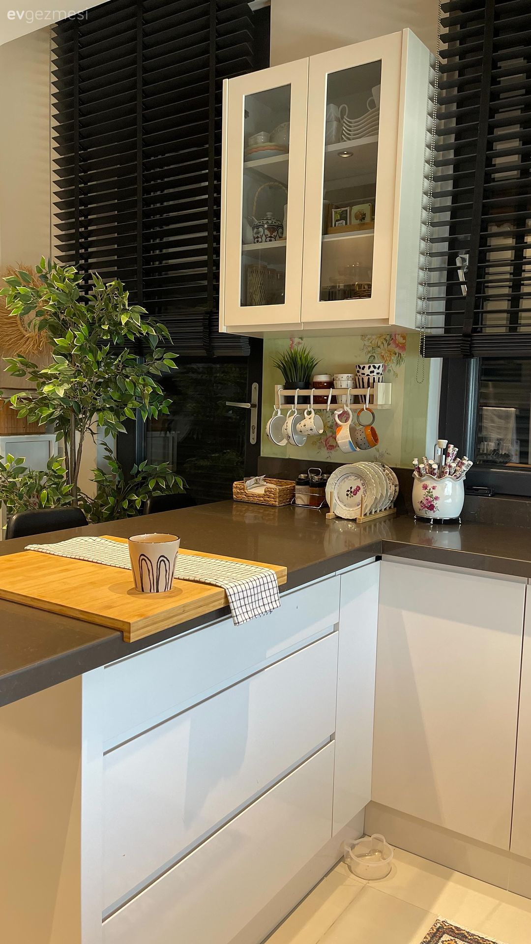 Jaluzi, Beyaz, Siyah, Siyah tezgah, Mutfak tezgahı, Kulpsuz mutfak dolabı