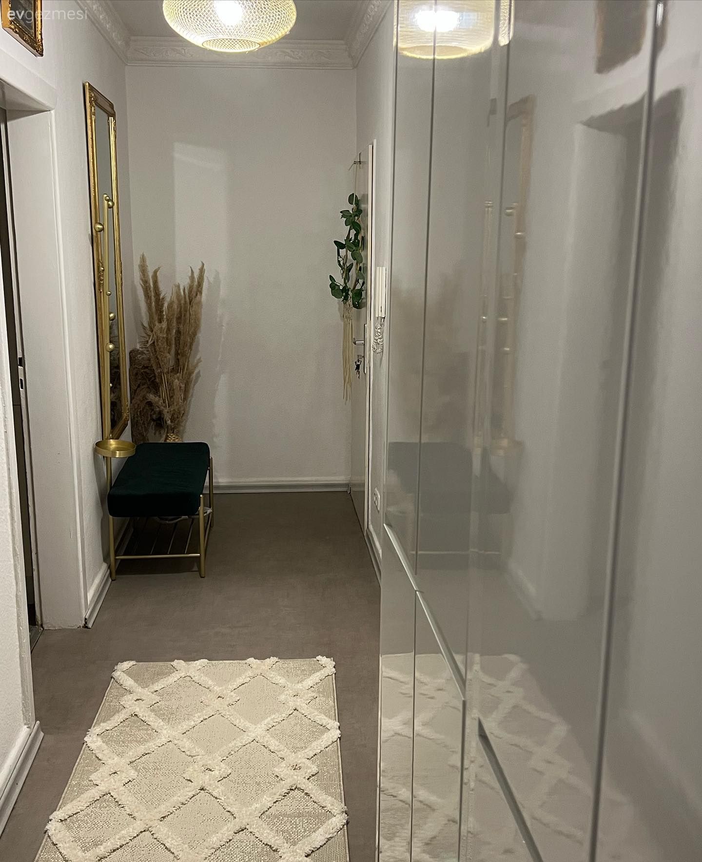 Bu Evde Modern Stil Işıltılı Detaylarla Cazibe Kazanmış!