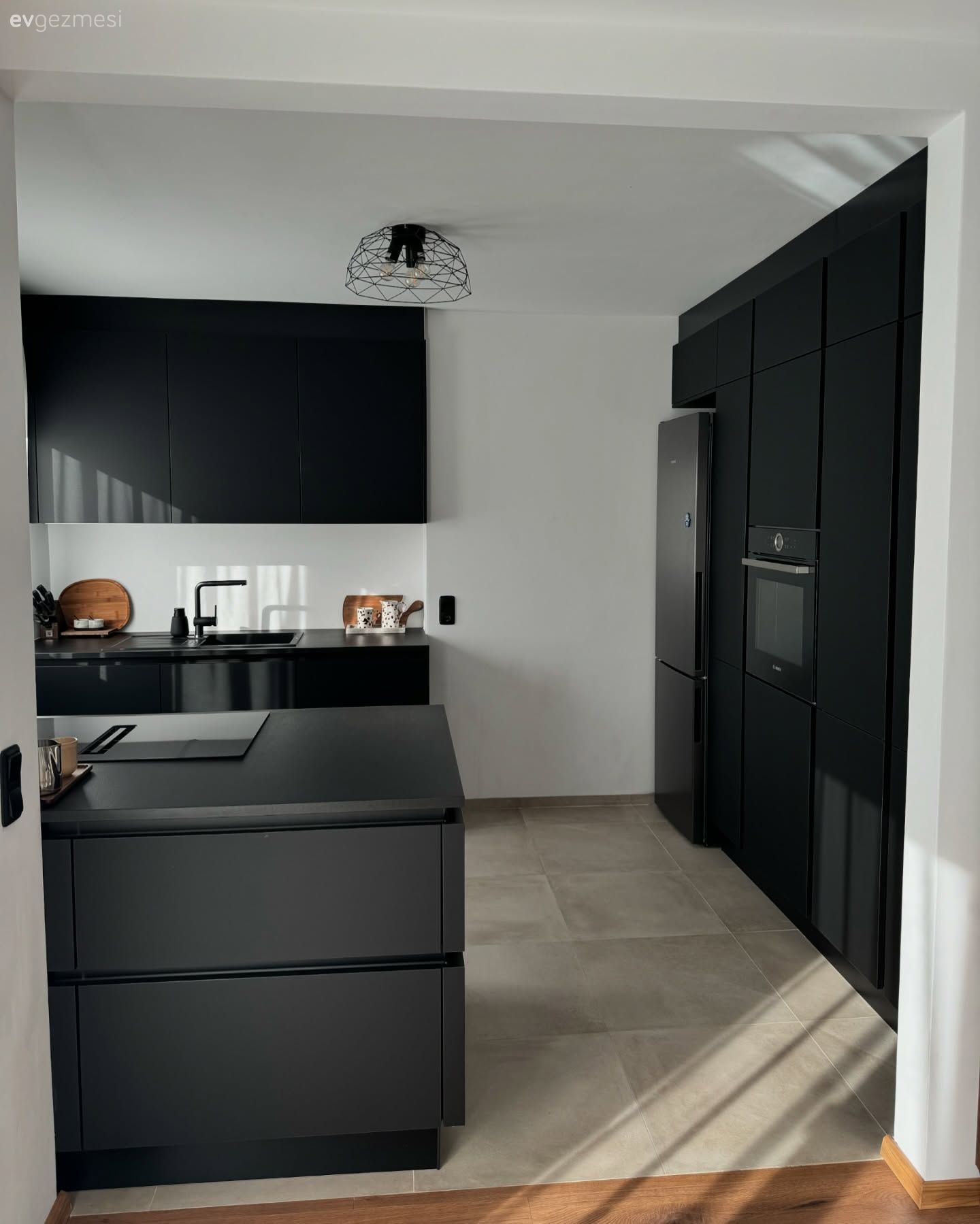 Modern, Mutfak, Modern mutfak, Siyah mutfak, Siyah, Ada mutfak, Mutfak tezgahı, Mutfak tezgah arası, Ekstra mutfak dolabı, Mutfak aksesuarları