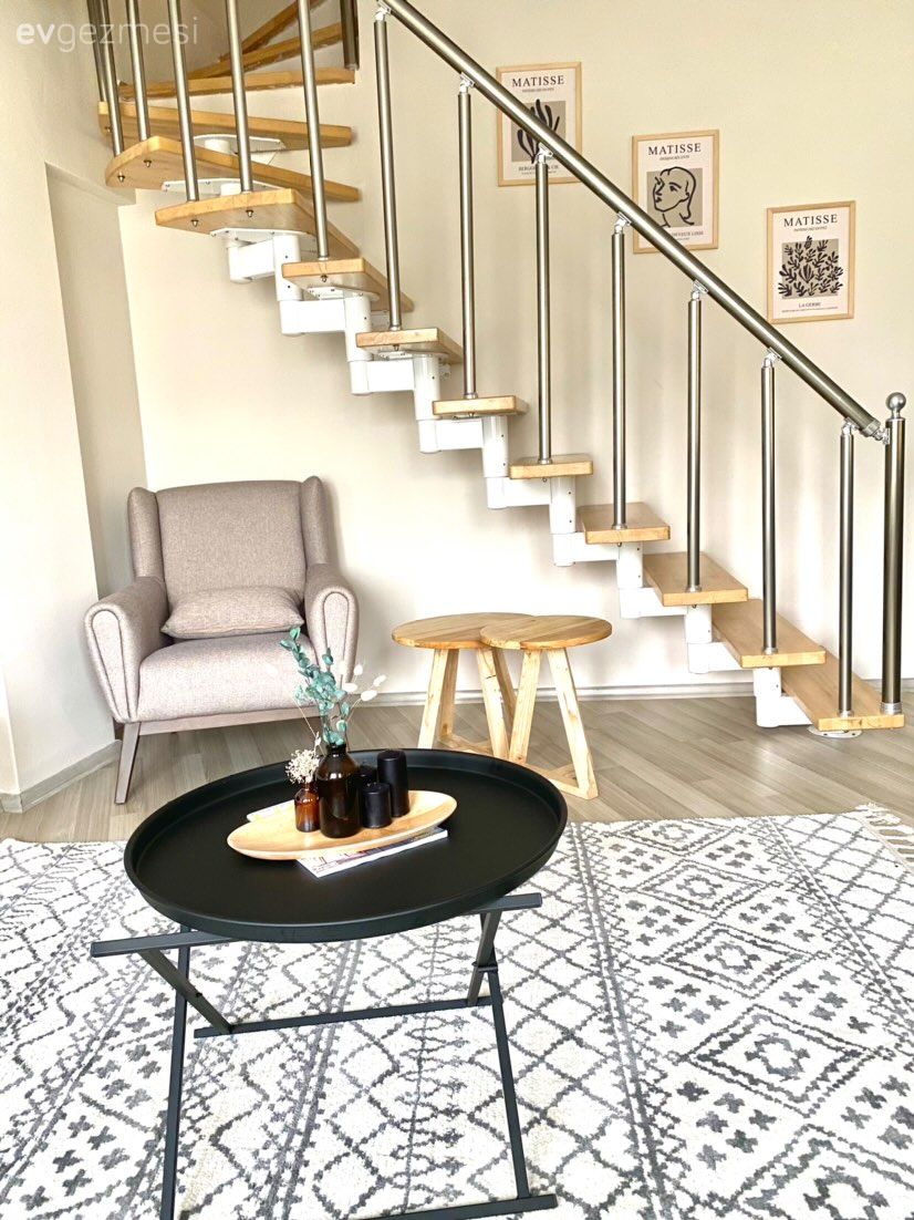 Salon, Merdiven, Dubleks evler, Çerçeve, Berjer, Orta sehpa, Sehpa, Halı, Salon halısı, Bej, Beyaz, Siyah