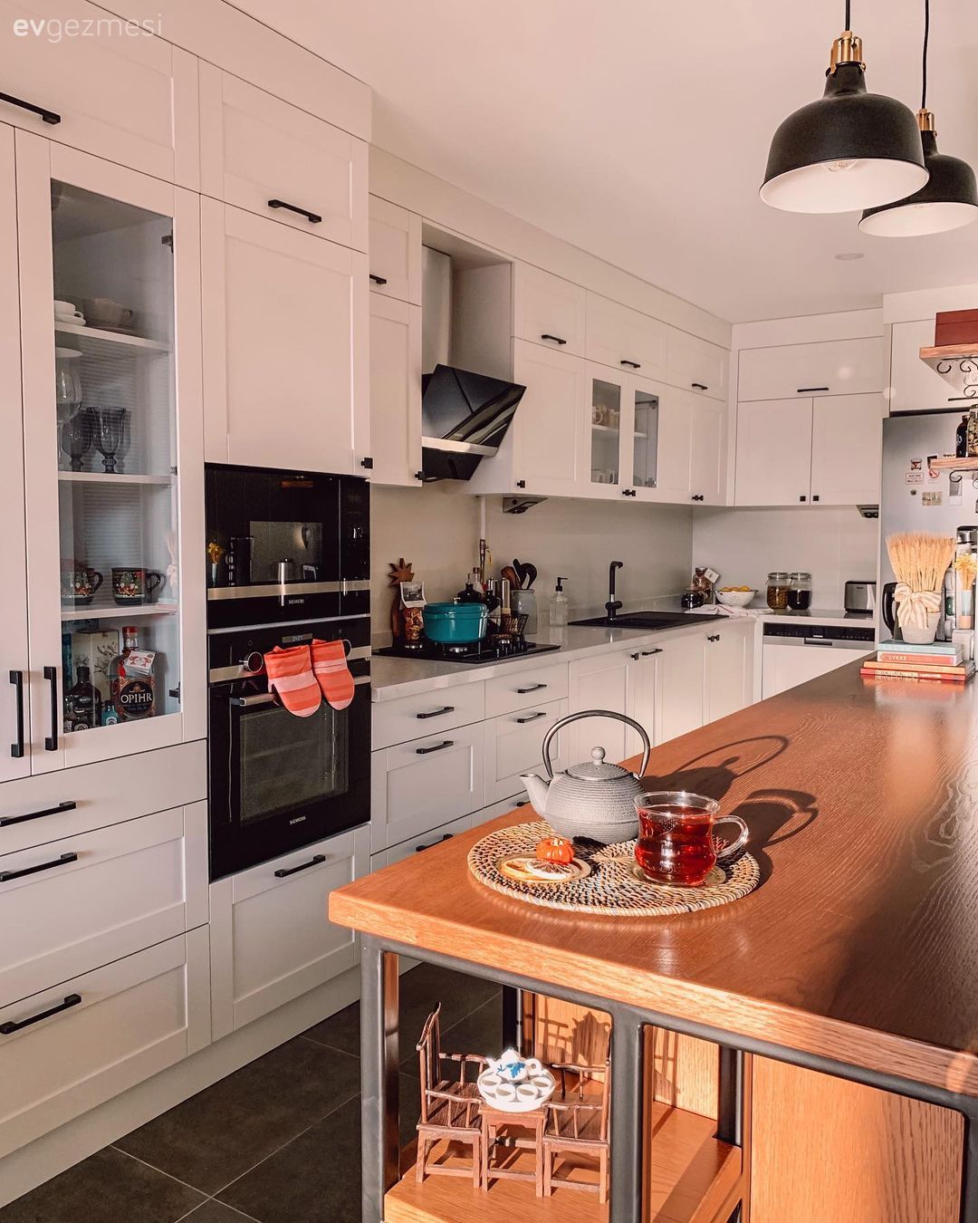 Mutfak, Amerikan Mutfak, Beyaz ve ahşap mutfak, Dolap, Sarkıt, Aydınlatma, Ev bitkisi, Mutfak aksesuarları, Cam Ankastre, Ankastre, Mutfak rafı