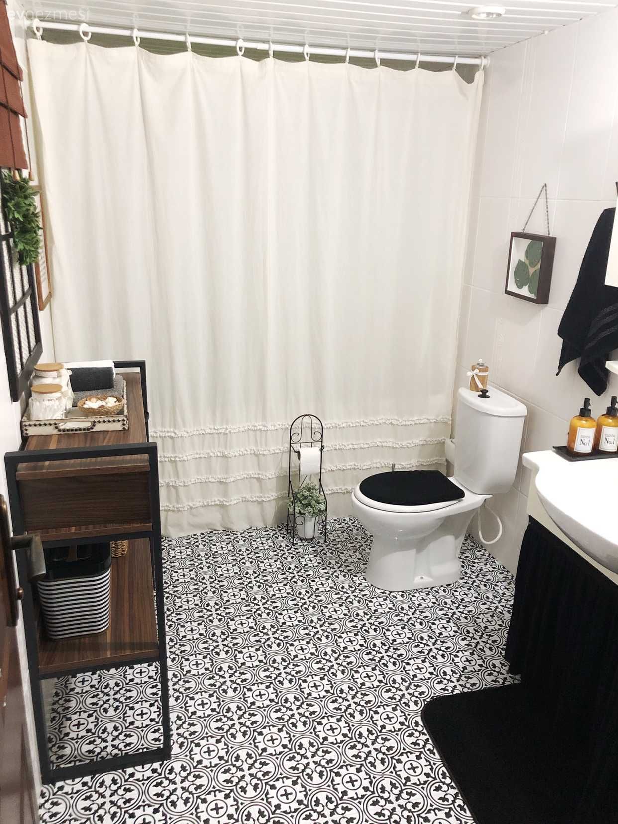 Banyo, Beyaz, Siyah, Kahverengi, Banyo perdesi, Banyo dolabı, Banyo seramikleri, Stencil, Mobilya boyama