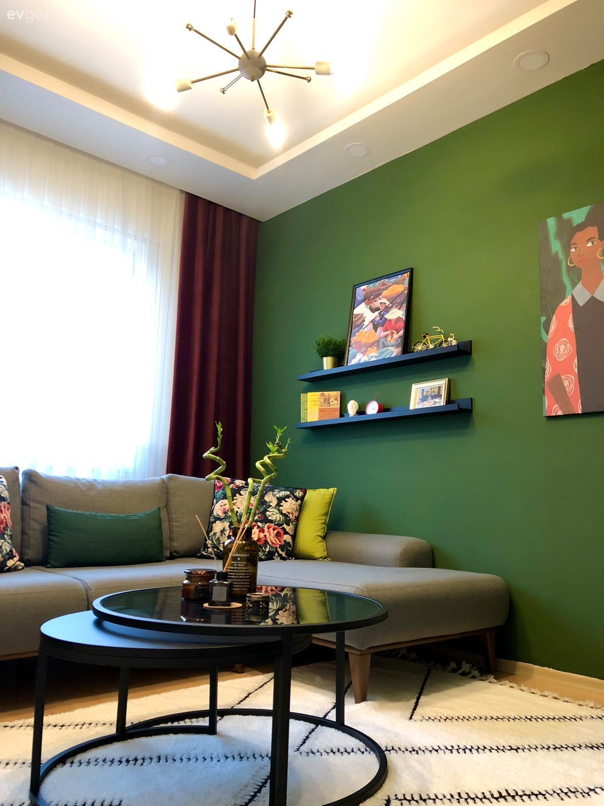 Oturma Odası, Yeşil, Gri, Bordo, Beyaz, Krem, Yeşil duvar, Duvar rafı, Duvar dekorasyonu, Köşe koltuk, Koltuk takımı, Halı, Salon halısı, Yuvarlak sehpa, Sehpa, Avize, Aydınlatma, Çiçekli desen, Desenler, Çizgili desen, Tablo