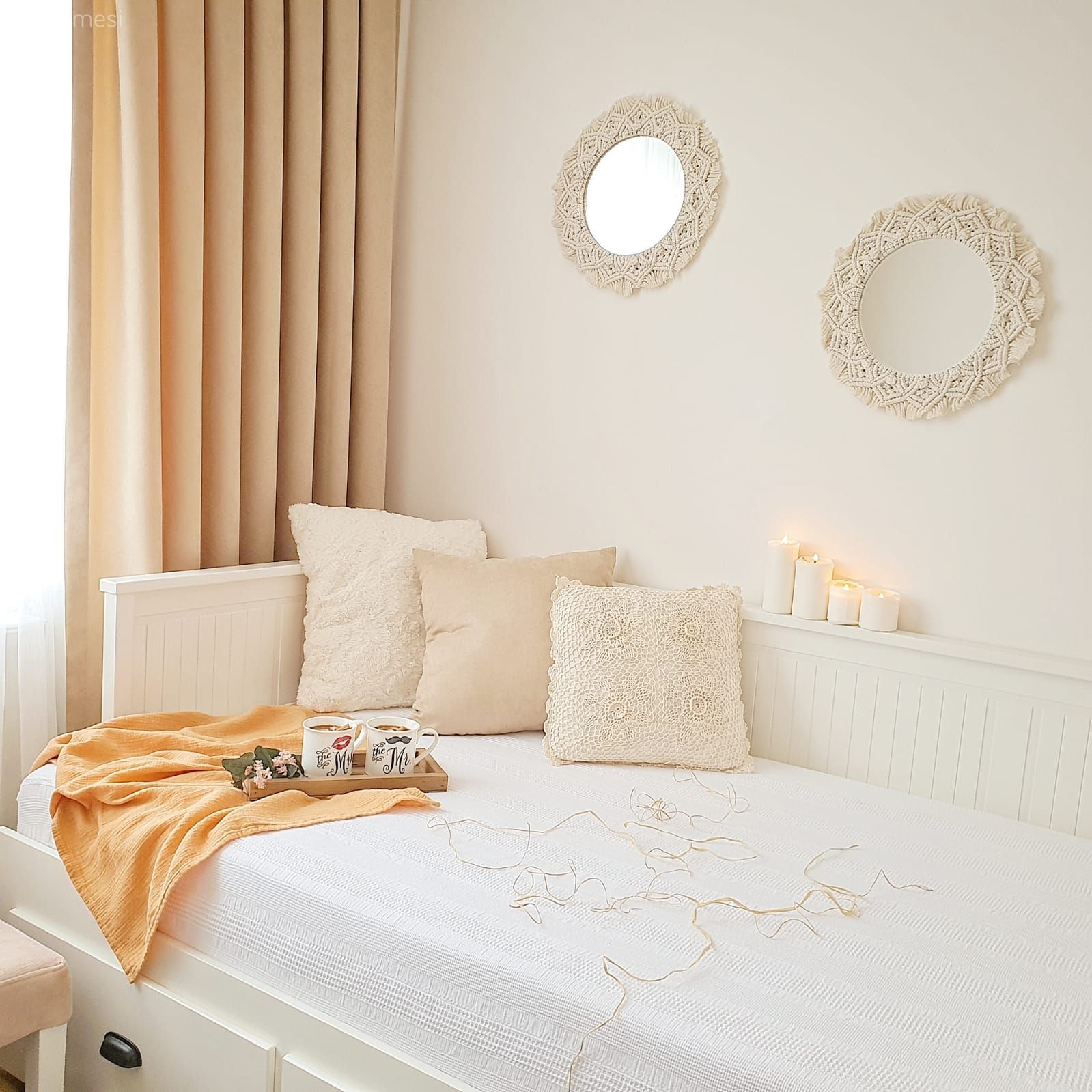 Oturma Odası, Beyaz, Krem, Kahverengi, Somon Rengi, Siyah- Beyaz, Sedir, Sandalye, Halı, Ayna, Fon perde, Perde, Tül perde, Kırlent, Ev tekstili