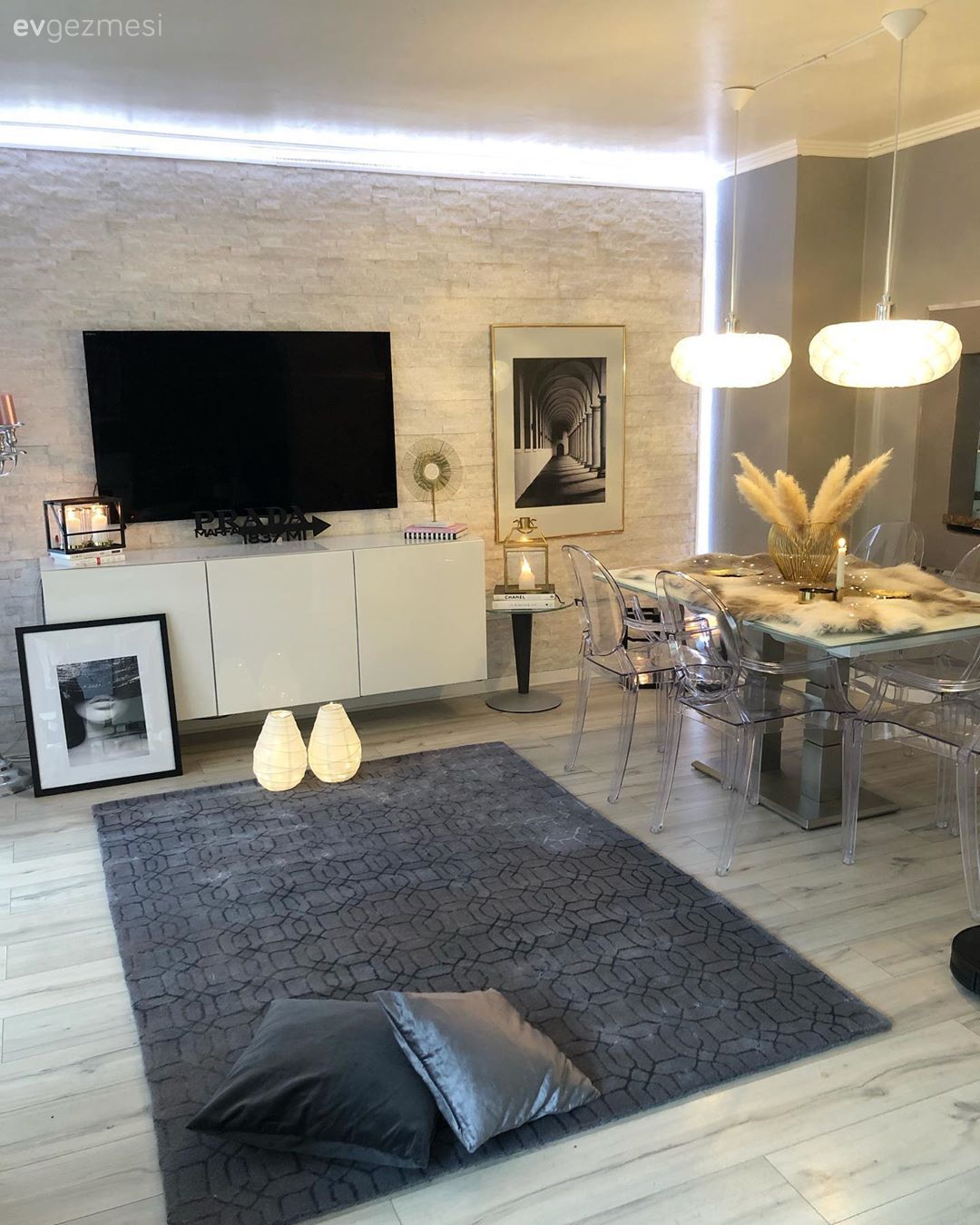 Salon, Beyaz, Gri, Halı, Salon halısı, Tablo, Duvar dekorasyonu, Tv ünitesi, Tv ünitesi aksesuarları, Ev Aksesuar, Sandalye, Yemek masası, Avize, Aydınlatma, Salon avizesi, Led aydınlatma